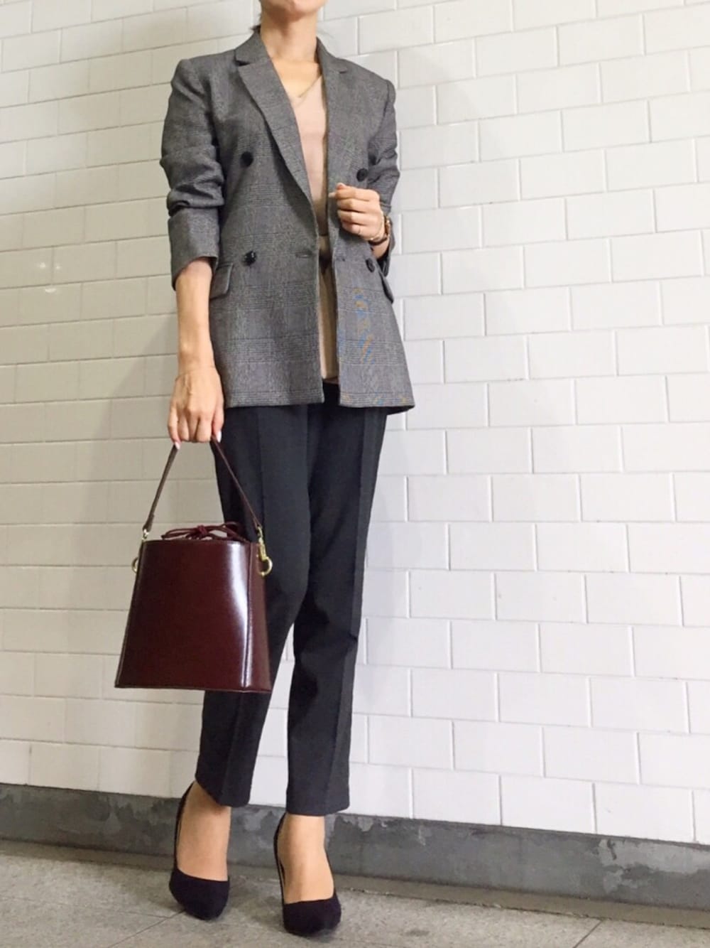 「秋コーデ、GU、グレンチェック、ジャケット、UNIQLO、ユニクロ、アンクルパンツ、オフィスカジュアル、オフィススタイル、通勤コーデ」｜「titivateのﾌｪｲｸﾚｻﾞｰﾊﾞｹﾂﾊﾝﾄﾞﾊﾞｯｸﾞ（ハンドバッグ、ブラウン系）」を使った、kyoooco♡さん（レディース・162cm）の秋コーディネートの1枚目の写真