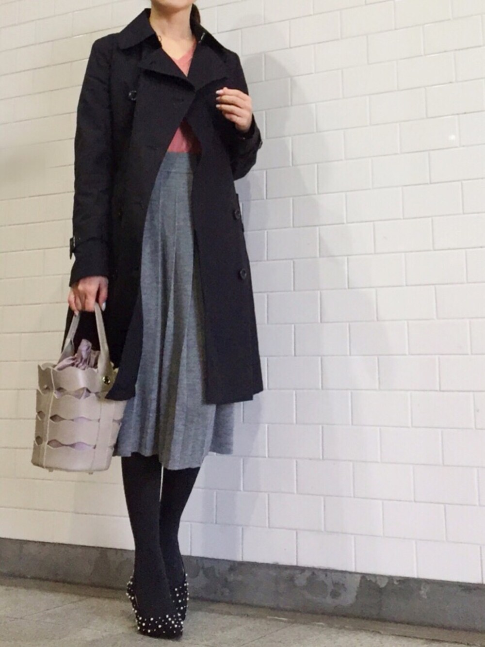 「冬、大人カジュアル、通勤コーデ、通勤スタイル、トレンチコート、トレンチ、ユニクロ、UNIQLO、UNIQLOコーデ、プチプラ」｜「UNIQLOのWOMEN エクストラファインメリノVネックセーター（長袖）（ニット/セーター、ピンク系）」を使った、kyoooco♡さん（レディース・162cm）の冬コーディネートの1枚目の写真