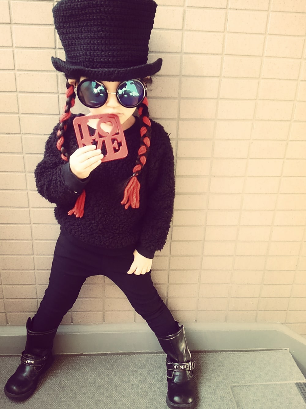 ブラック系のその他パンツ、ブラック系のスウェット、ブラック系のブーツを着用したキッズの春コーディネートの1枚目の写真