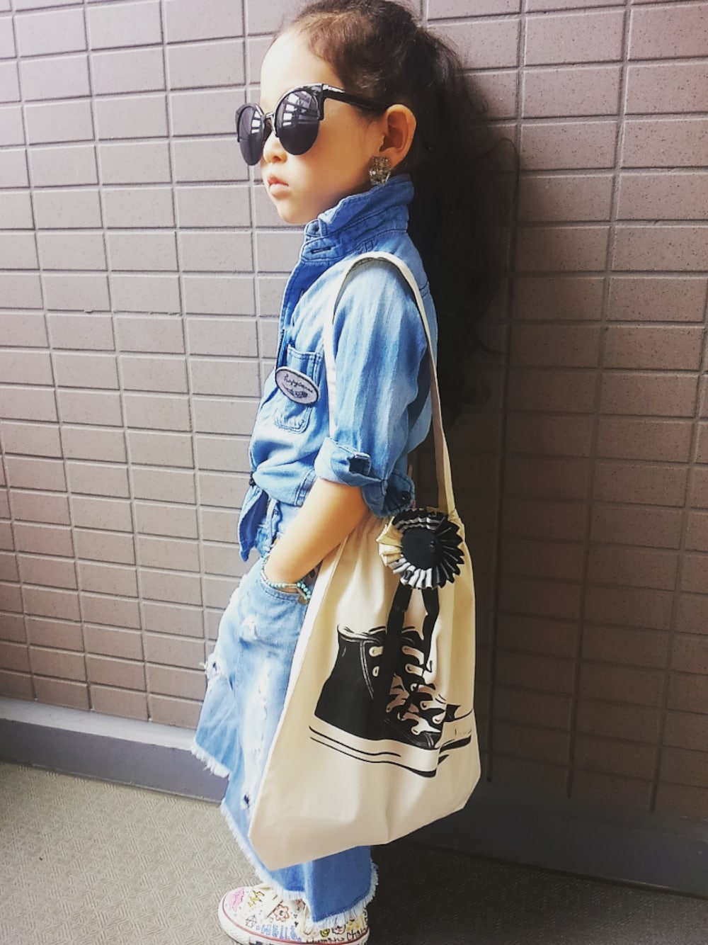 「デニムonデニム、御下がり、ロゼット、bagall、コンバース、世界にひとつ、handmade、マキシデニムスカート、キッズコーデ、女の子」｜「Rodeo Crownsのアイテム（デニムスカート、ブルー系）」を使った、L×Mさん（キッズ・100cm）の夏コーディネートの1枚目の写真