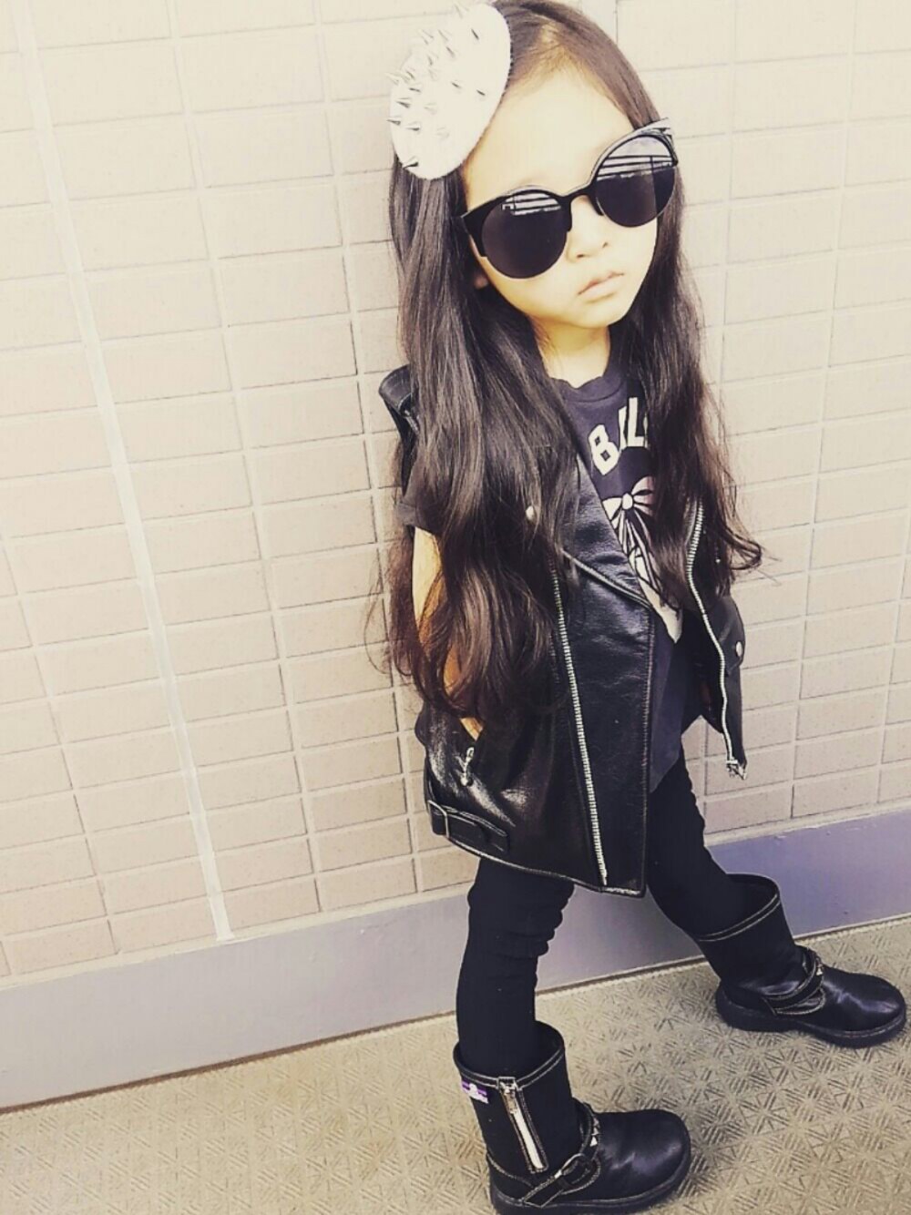 「キッズコーデ、kids、女の子、エンジニアブーツ、スタッズ、ベレー帽、ベレー帽推奨委員会、夏でもブーツ族、オールブラック、リアルレザー」｜「カスタム完了のアイテム（ハンチング/ベレー帽、グレー系）」を使った、L×Mさん（キッズ・100cm）の夏コーディネートの1枚目の写真