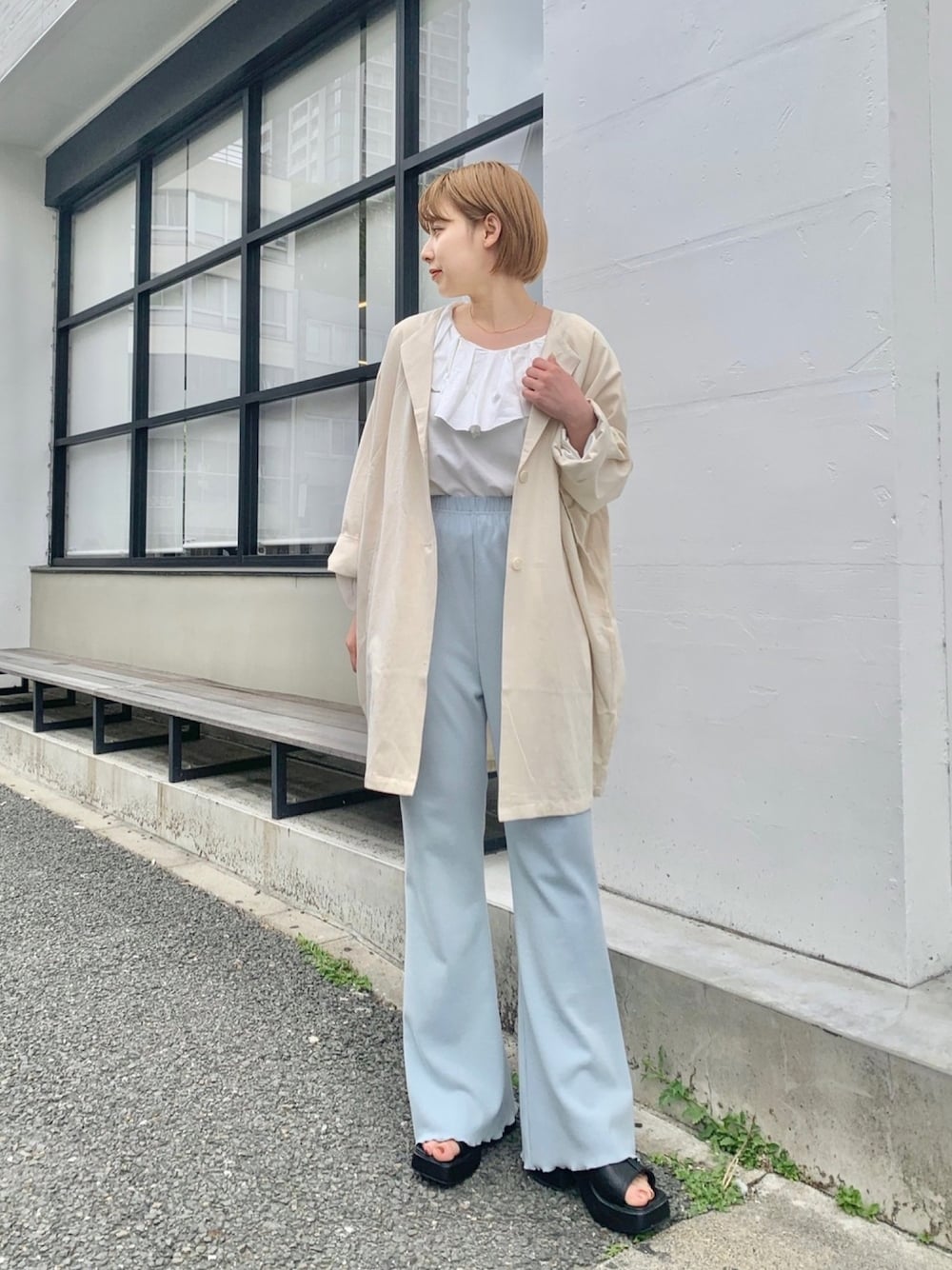 「ジャケット、カラーパンツ、衿フリル、厚底サンダル、厚底シューズ、春コーデ、淡い色コーデ、カスタネ、kastane」｜「Kastaneの裁ち切り衿フリルプルオーバー（シャツ/ブラウス、ホワイト系）」を使った、こなつさん（レディース・155cm）の春コーディネートの1枚目の写真