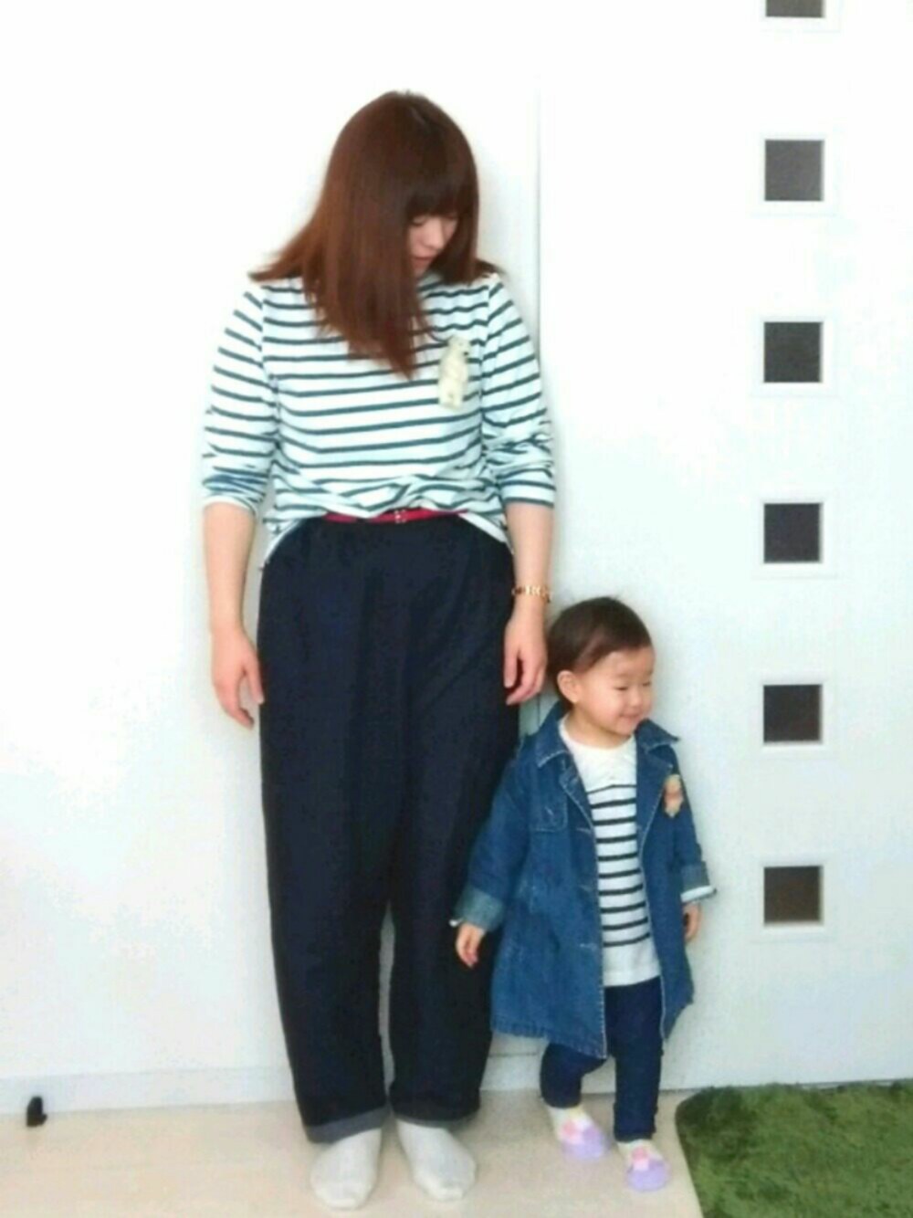 「春コーデ、大人カジュアル、Gジャン、denim、デニム、ボーダー、プチプラ、ハンドメイド、ユニクロ、親子コーデ」｜「Handmadeのアイテム（ブローチ/コサージュ、ホワイト系）」を使った、いおさん（レディース・160cm）の春コーディネートの1枚目の写真