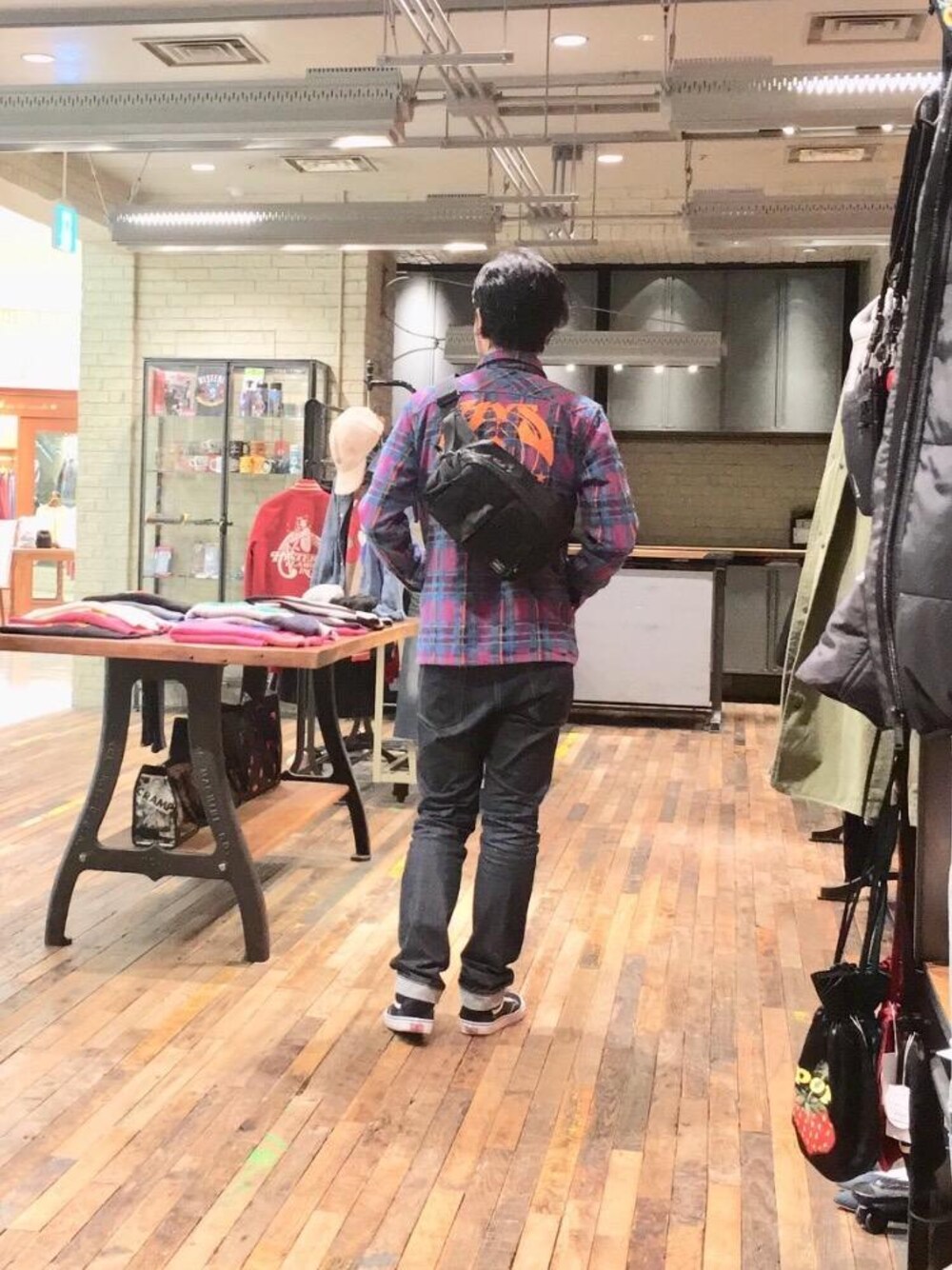 ブルー系のデニムパンツ、ピンク系のシャツ/ブラウス、ブラック系のボディバッグ/ウエストポーチを着用したメンズの秋コーディネートの1枚目の写真