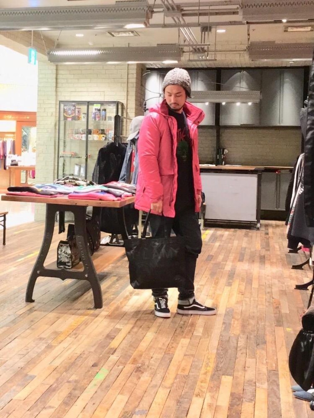 「デニム、カジュアル、シンプル、ストリート、冬コーデ、大人カジュアル、コラボレーション、Hysteric Glamour」｜「HYSTERIC GLAMOURのRAWデニムスリムストレートPT（デニムパンツ、ブルー系）」を使った、K.ODAさん（メンズ・182cm）の冬コーディネートの1枚目の写真
