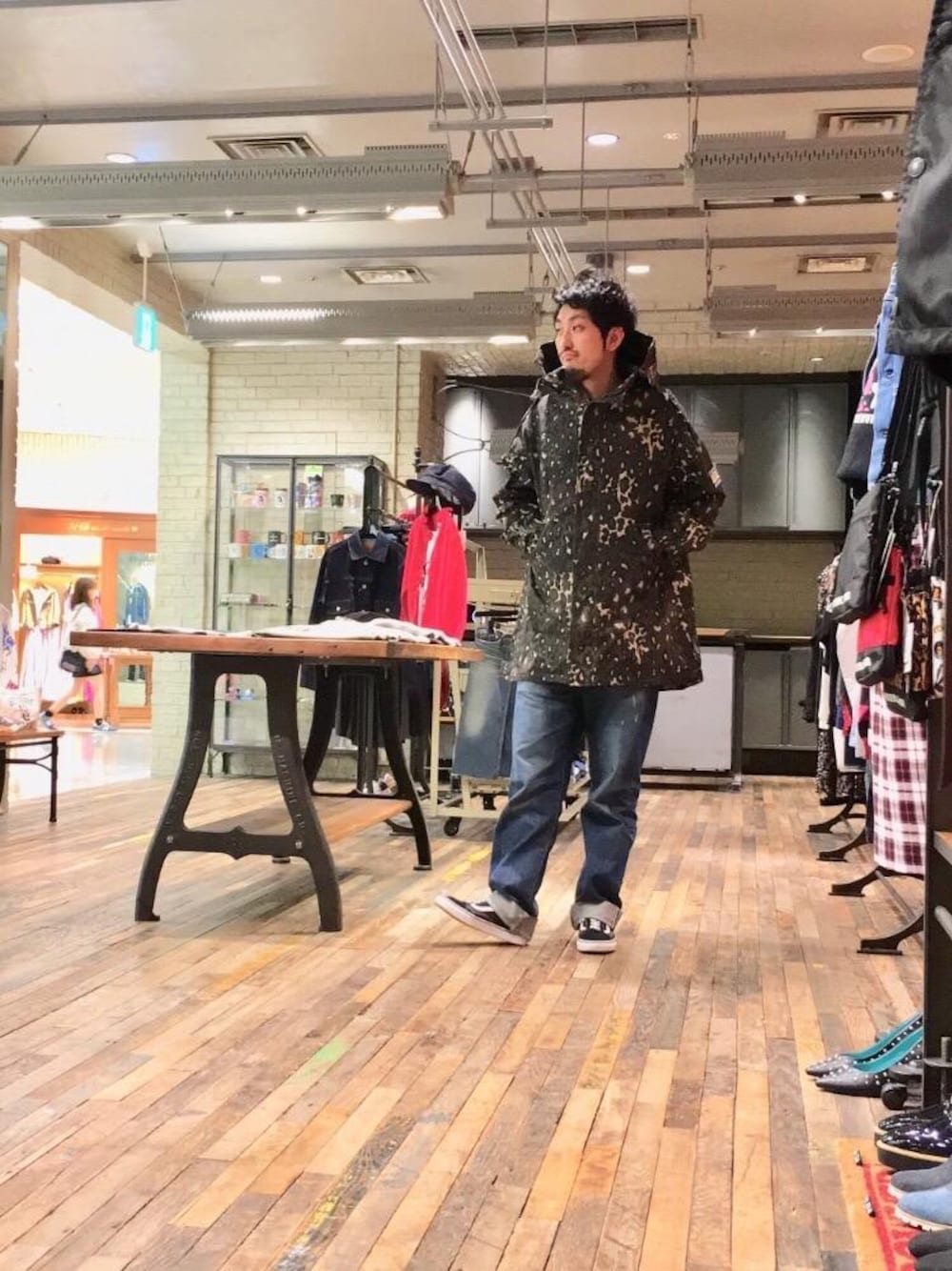 ブルー系のデニムパンツ、その他のミリタリージャケットを着用したメンズの春コーディネートの1枚目の写真