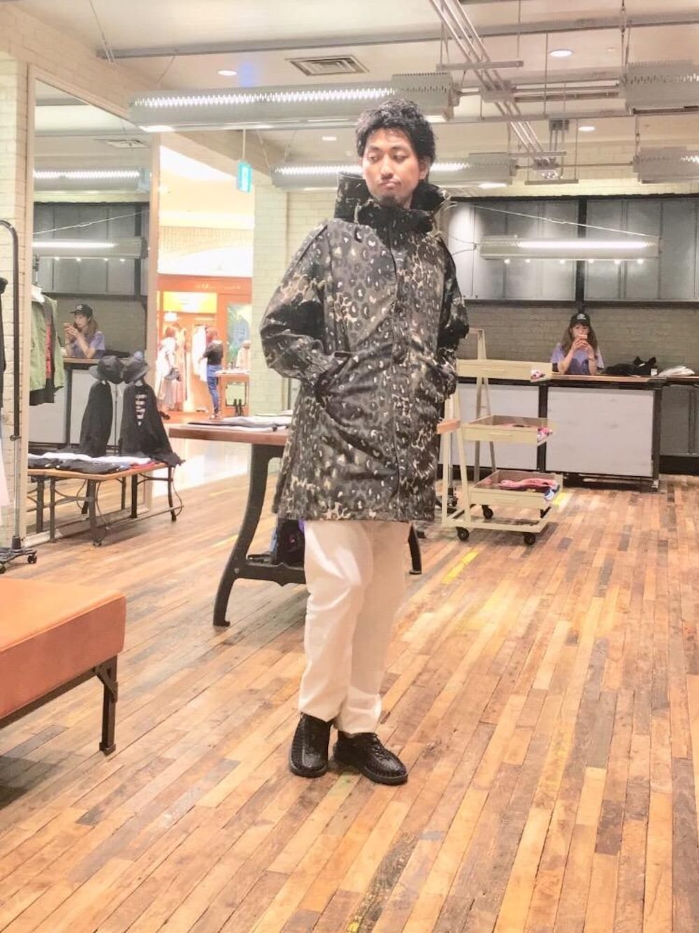 その他のミリタリージャケット、ホワイト系のその他パンツを着用したメンズの秋コーディネートの1枚目の写真