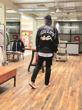 「バックプリント」｜「アイテム（スカジャン）」を使った、K.ODAさん（メンズ・182cm）の秋コーディネート