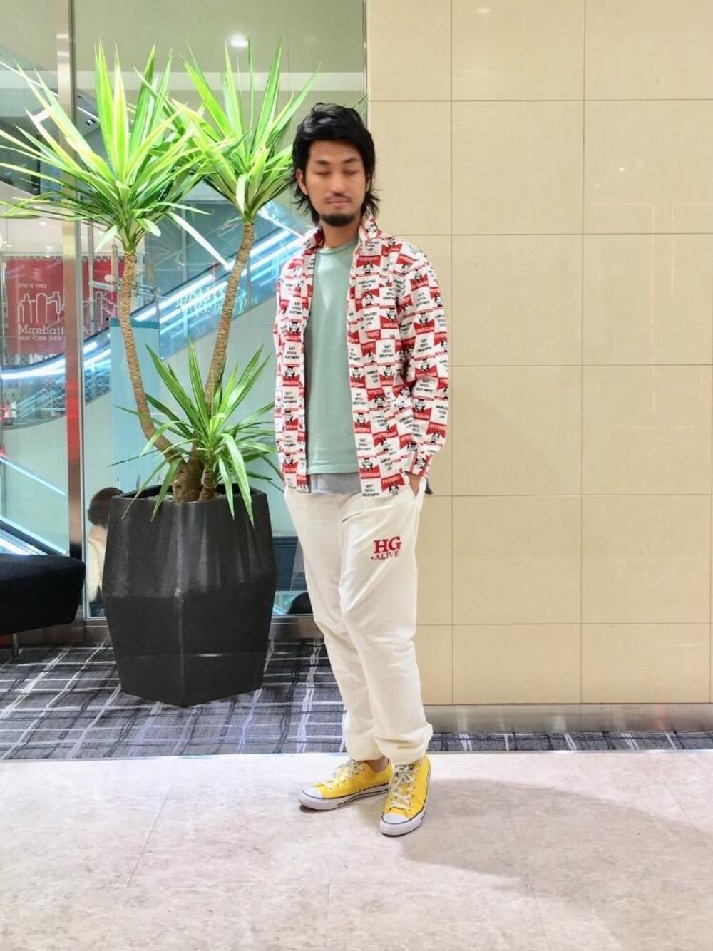 グリーン系のTシャツ/カットソー、ホワイト系のその他パンツ、レッド系のカバーオールを着用したメンズの秋コーディネートの1枚目の写真