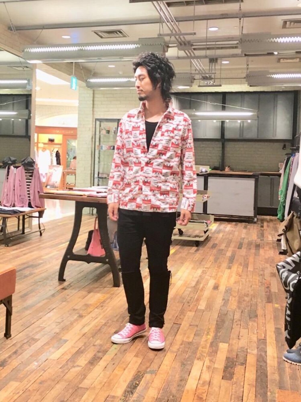 レッド系のカバーオールを着用したメンズの秋コーディネートの1枚目の写真