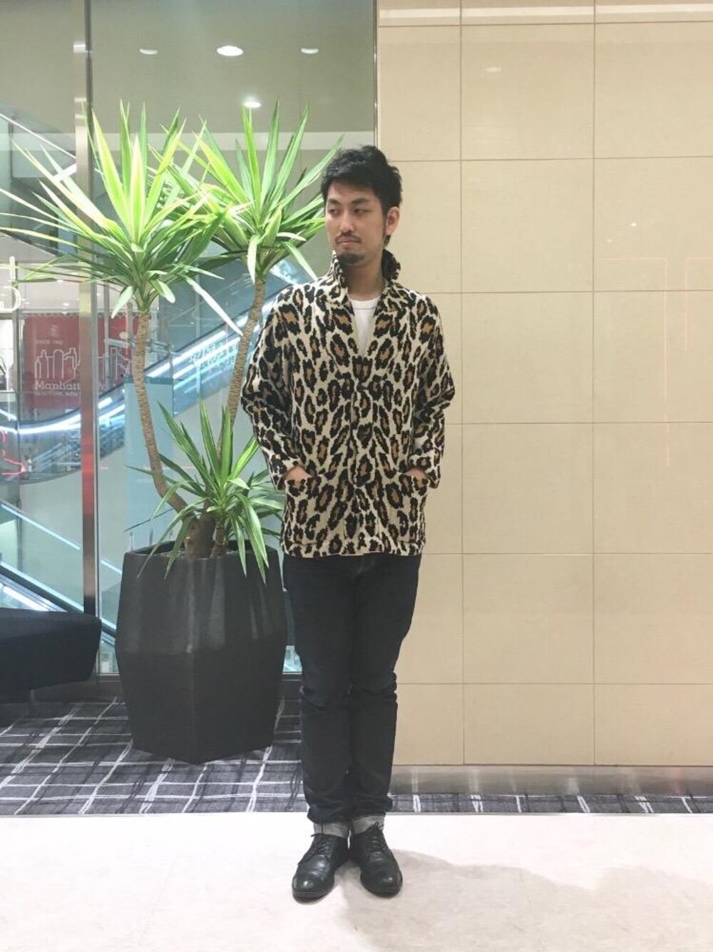 「冬コーデ、長袖シャツ、総柄、Hysteric Glamour、カジュアルコーデ、ヒステリックグラマー、ストリートコーデ、ニットコーデ」｜「HYSTERIC GLAMOURのHYS LOGO pt SET Tシャツ（Tシャツ/カットソー、ホワイト系）」を使った、K.ODAさん（メンズ・182cm）の秋コーディネートの1枚目の写真
