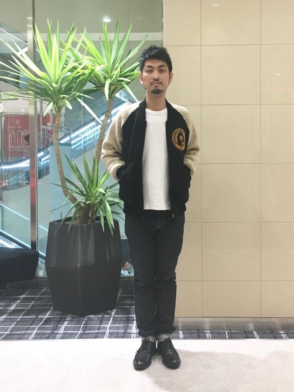 「デニム、Tシャツ、冬コーデ、Hysteric Glamour、シンプルコーデ、ヒステリックグラマー、ストリートコーデ」｜「HYSTERIC GLAMOURのHYS LOGO pt SET Tシャツ（Tシャツ/カットソー、ホワイト系）」を使った、K.ODAさん（メンズ・182cm）の秋コーディネートの1枚目の写真