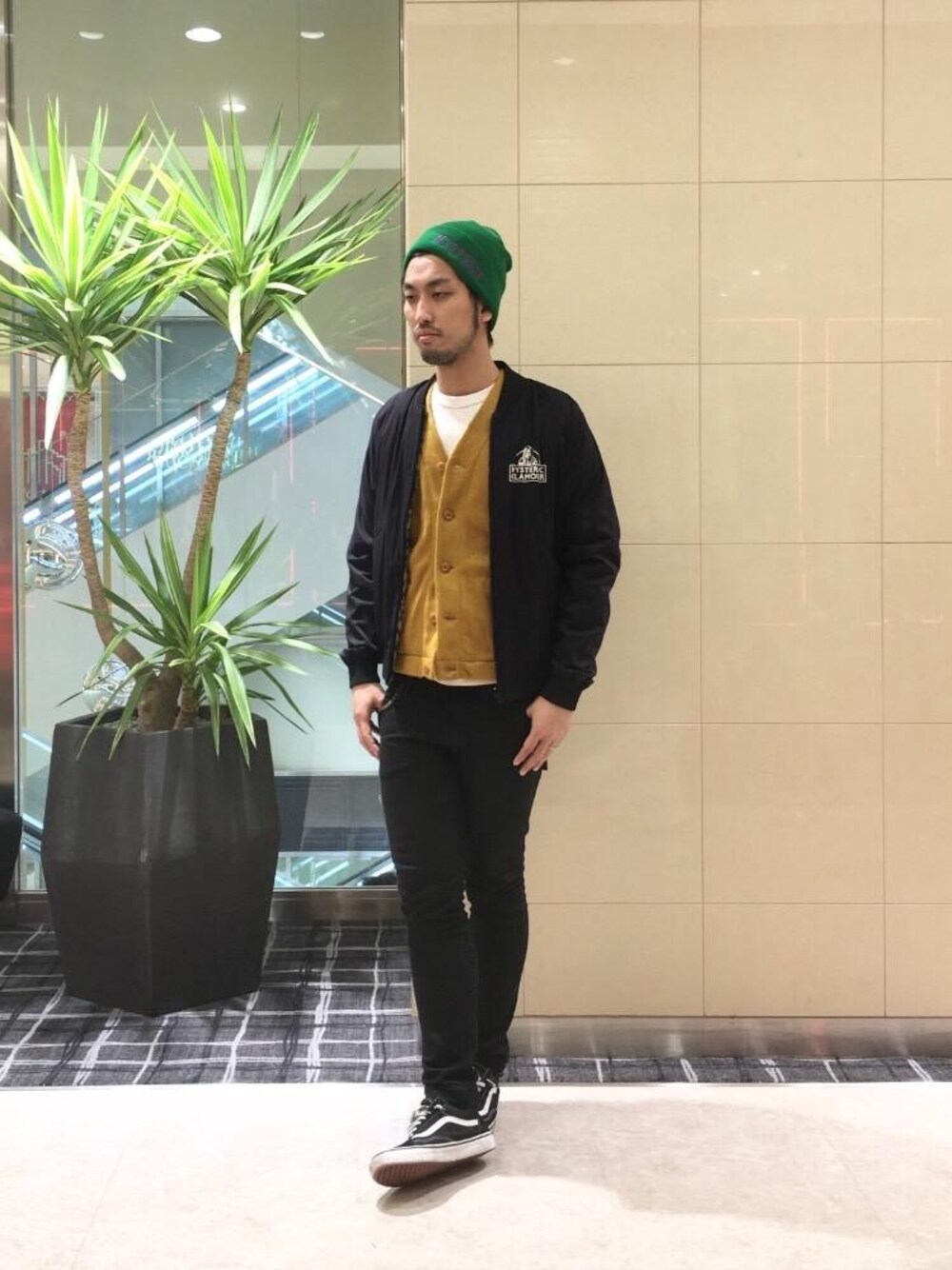 「デニム、スキニー、Tシャツ、Hysteric Glamour、シンプルコーデ、カジュアルコーデ、ヒステリックグラマー、ストリートコーデ、冬アウター」｜「HYSTERIC GLAMOURのブラックSデニムスリムPT（デニムパンツ、ブラック系）」を使った、K.ODAさん（メンズ・182cm）の秋コーディネートの1枚目の写真