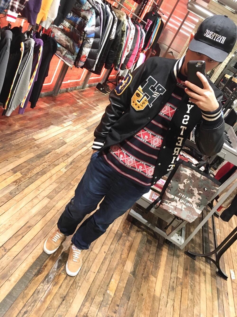 ブルー系のTシャツ/カットソー、ブルー系のデニムパンツ、ブラック系のブルゾンを着用したメンズの秋コーディネートの1枚目の写真