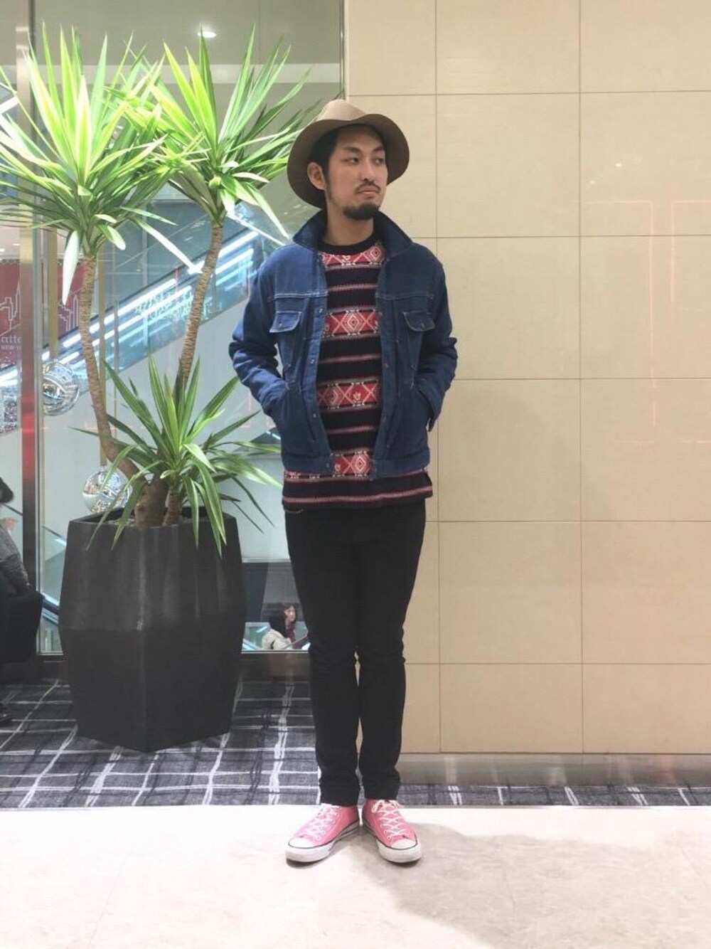 ブラック系のデニムパンツ、ブルー系のTシャツ/カットソーを着用したメンズの冬コーディネートの1枚目の写真