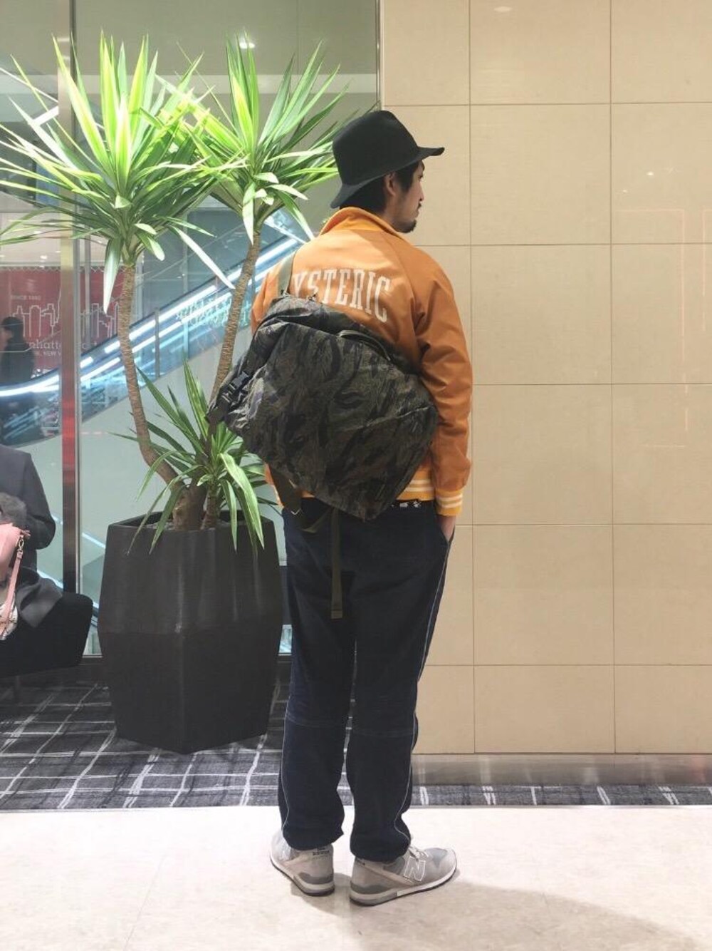 「デニム、冬コーデ、コラボレーション、Hysteric Glamour、ラフコーデ、ヒステリックグラマー、ストリートコーデ」｜「HYSTERIC GLAMOURのACOUSTIC ACADEMY 衿リブコーチジャケット（スタジャン、オレンジ系）」を使った、K.ODAさん（メンズ・182cm）の冬コーディネートの1枚目の写真