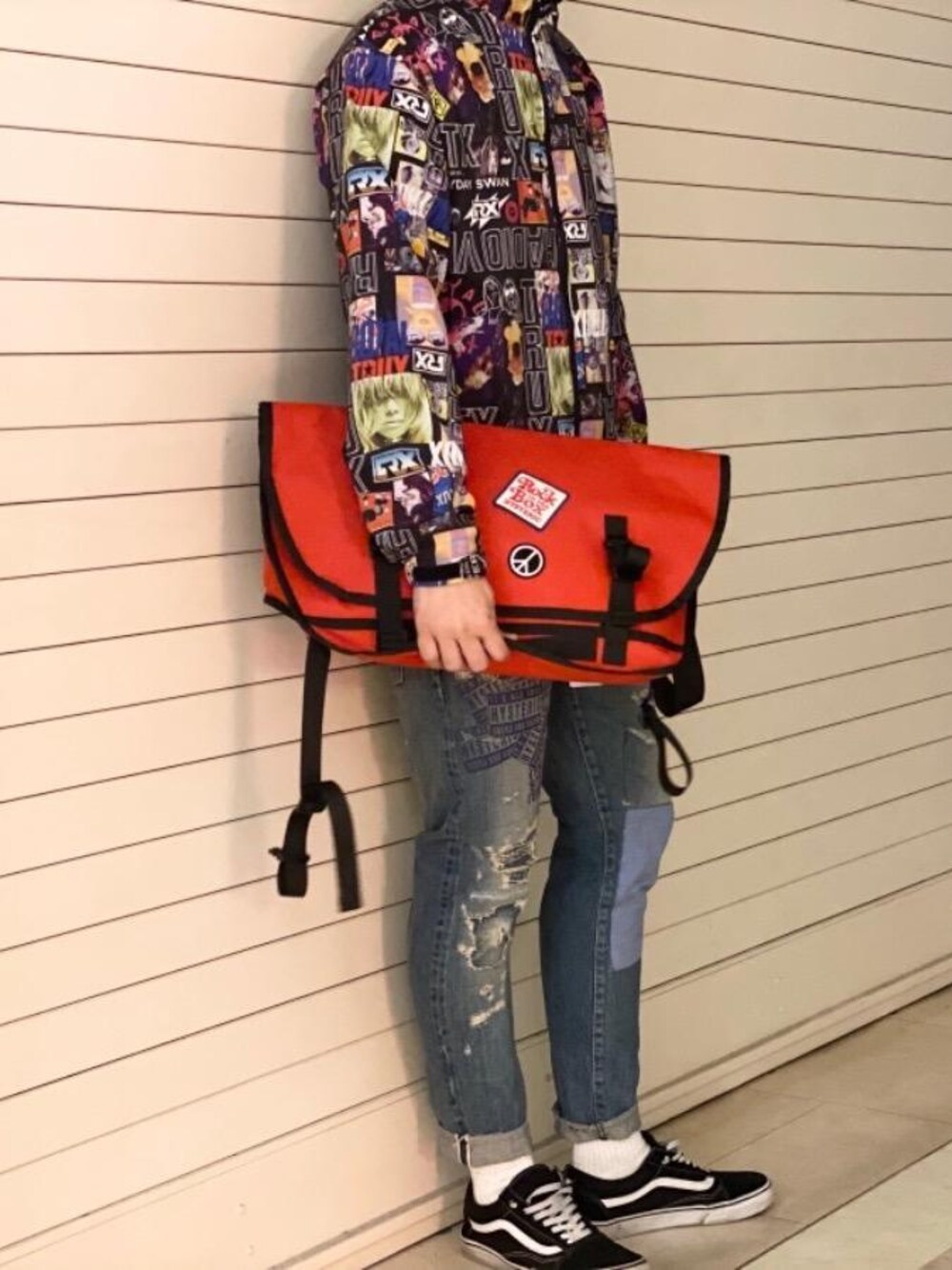 「コラボレーション、総柄、Hysteric Glamour、春コーデ、カジュアルコーデ、ヒステリックグラマー、ストリートコーデ、アメカジコーデ」｜「HYSTERIC GLAMOURのCOLLAGE REMAKE加工デニム テーパードパンツ（デニムパンツ、ブルー系）」を使った、K.ODAさん（メンズ・182cm）の春コーディネートの1枚目の写真