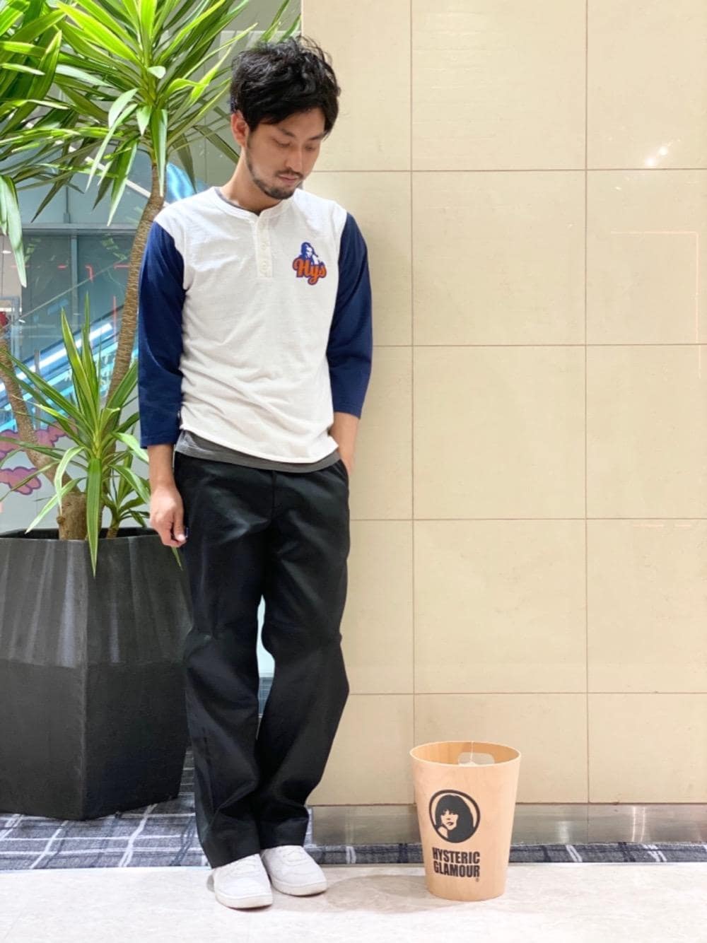 「ワイドパンツ、Hysteric Glamour、夏コーデ、ラフコーデ、カジュアルコーデ、ヒステリックグラマー、アメカジコーデ」｜「HYSTERIC GLAMOURのダストボックス（ダストボックス、ベージュ系）」を使った、K.ODAさん（メンズ・182cm）の秋コーディネートの1枚目の写真