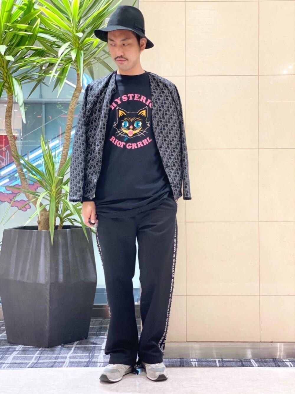 「Hysteric Glamour、夏コーデ、ラフコーデ、カジュアルコーデ、ヒステリックグラマー、アメカジコーデ」｜「HYSTERIC GLAMOURのHG CONNECTED LOGO イージーパンツ（その他パンツ、ブラック系）」を使った、K.ODAさん（メンズ・182cm）の秋コーディネートの1枚目の写真