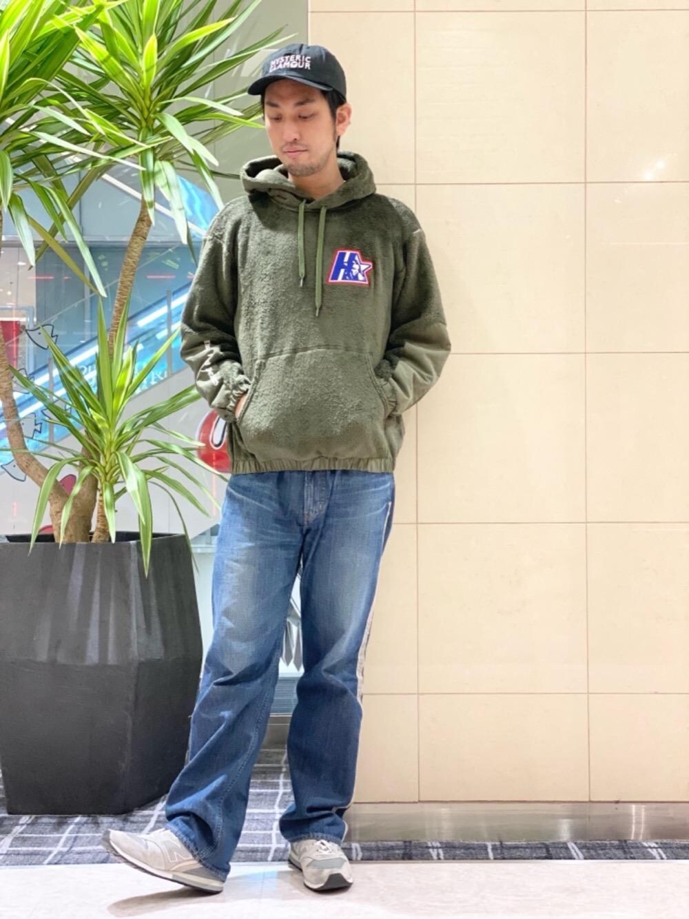 「パーカー、Hysteric Glamour、シンプルコーデ、ヒステリックグラマー、ストリートコーデ、アメカジコーデ、ロックコーデ」｜「HYSTERIC GLAMOURのHYS SYMBOL LOGO 刺繍キャップ（キャップ、ブラック系）」を使った、K.ODAさん（メンズ・182cm）の秋コーディネートの1枚目の写真