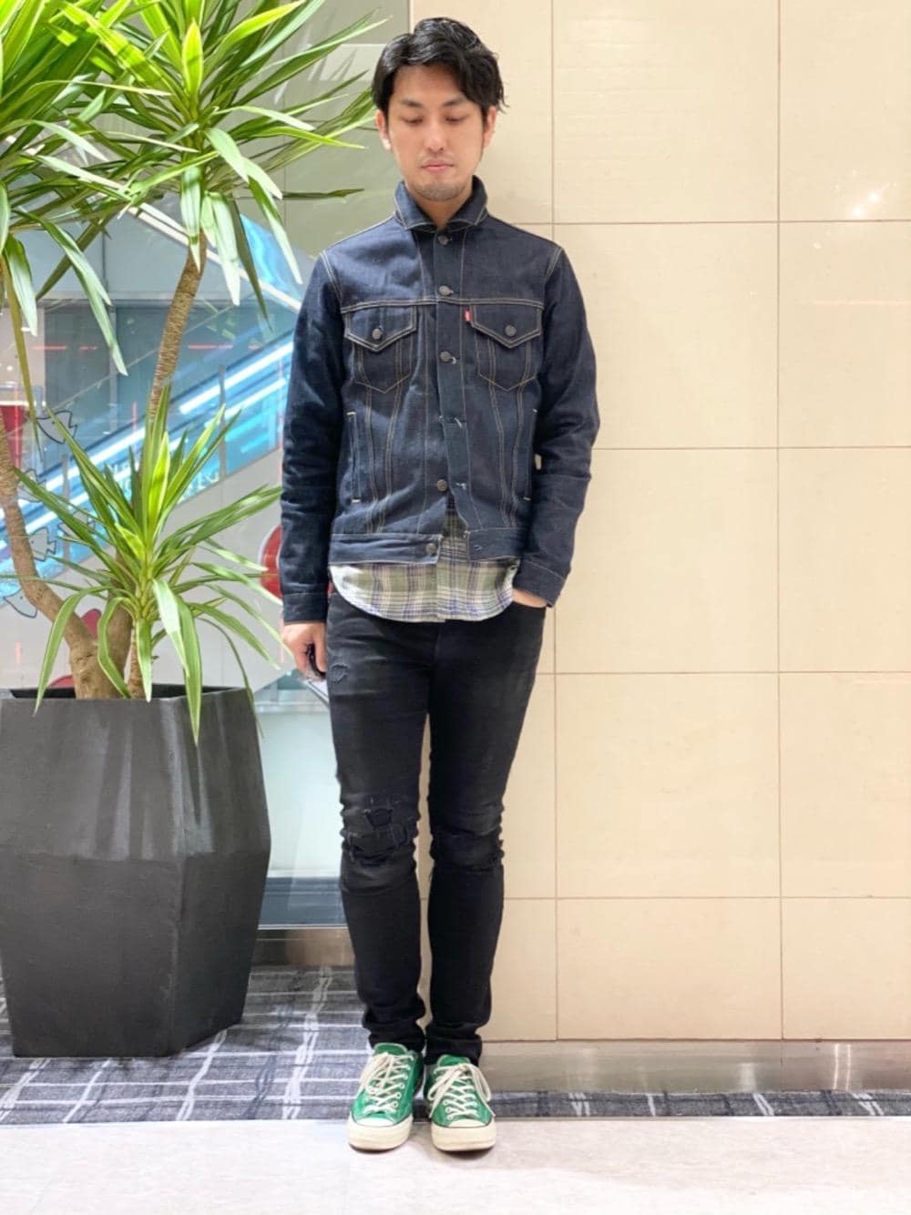 「デニム、スキニー、Hysteric Glamour、シンプルコーデ、ヒステリックグラマー、ストリートコーデ、アメカジコーデ、ロックコーデ」｜「HYSTERIC GLAMOURのデニムトラッカージャケット（デニムジャケット、ブルー系）」を使った、K.ODAさん（メンズ・182cm）の冬コーディネートの1枚目の写真
