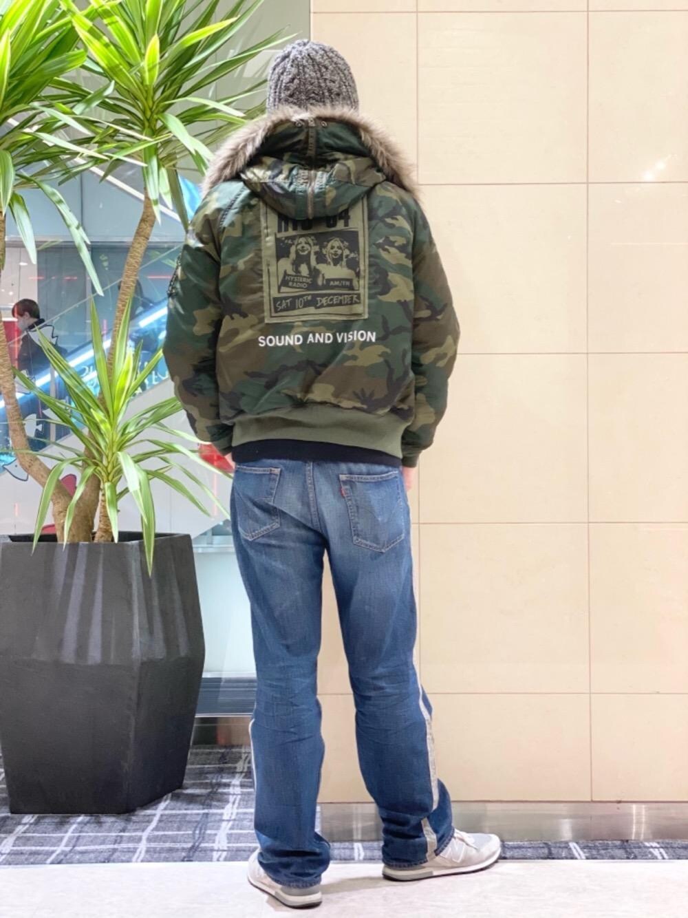 「デニム、Hysteric Glamour、シンプルコーデ、ヒステリックグラマー、ストリートコーデ、ミリタリーコーデ、アメカジコーデ、ロックコーデ」｜「HYSTERIC GLAMOURのストレートデニムパンツ（デニムパンツ、ブルー系）」を使った、K.ODAさん（メンズ・182cm）の冬コーディネートの1枚目の写真
