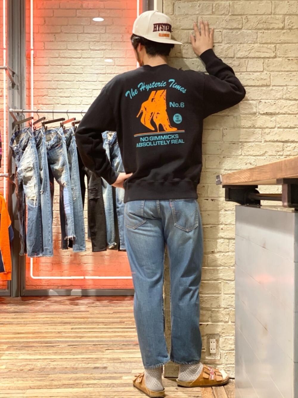 「スウェット、Hysteric Glamour、シンプルコーデ、ヒステリックグラマー、ストリートコーデ、アメカジコーデ、ロックコーデ、でにむ」｜「HYSTERIC GLAMOURのテーパードデニムパンツ（その他パンツ、ブルー系）」を使った、K.ODAさん（メンズ・182cm）の春コーディネートの1枚目の写真