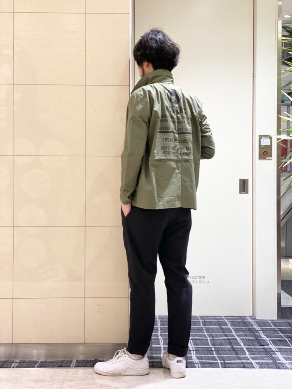 「Hysteric Glamour、シンプルコーデ、ヒステリックグラマー、ストリートコーデ、ミリタリーコーデ、アメカジコーデ、ロックコーデ」｜「HYSTERIC GLAMOURのSOUND INSTRUCTIONS ミリタリーZIPジャケット（ミリタリージャケット、グリーン系）」を使った、K.ODAさん（メンズ・182cm）の春コーディネートの1枚目の写真