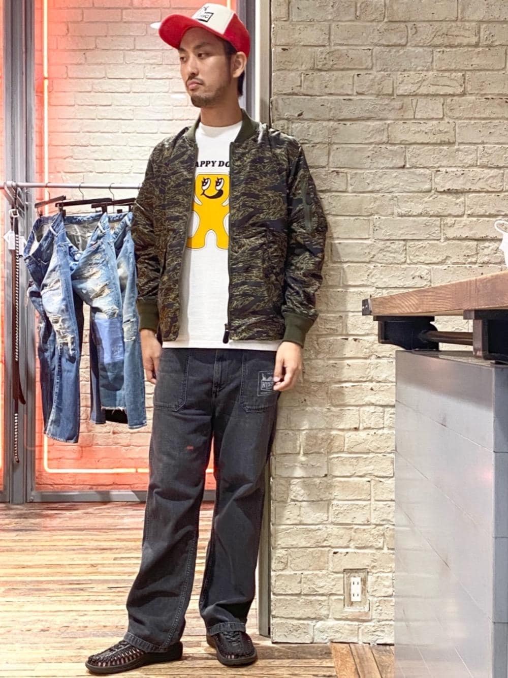 「シンプルコーデ、ヒステリックグラマー、ストリートコーデ、アメカジコーデ、ロックコーデ、春こーで、hysteric glamour、夏コーデ」｜「HYSTERIC GLAMOURのHGロゴ L-2B ジャケット（ミリタリージャケット、グリーン系）」を使った、K.ODAさん（メンズ・182cm）の夏コーディネートの1枚目の写真