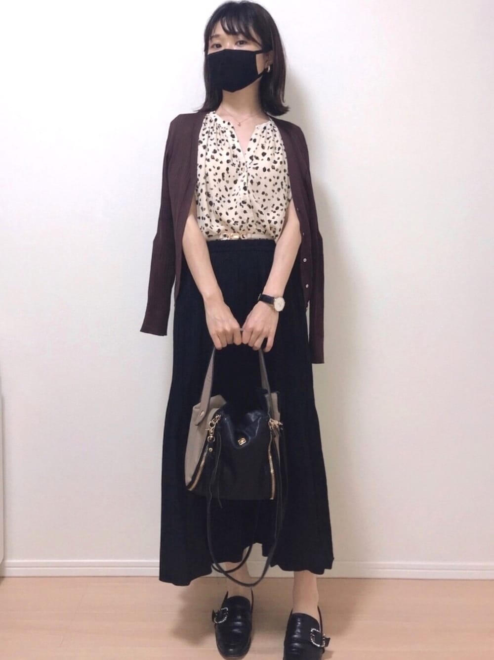 「黒マスク、辛口、ダルメシアン、モード、ZARA、OL、オフィスカジュアル、オフィススタイル、きれいめカジュアル、きれいめコーディネート」｜「ALLY DENOVOのALLY DENOVO Gaia Pearl 36mm / アリーデノヴォ ガイアパール（アナログ腕時計、ブラック系）」を使った、juliさん（レディース・155cm）の夏コーディネートの1枚目の写真