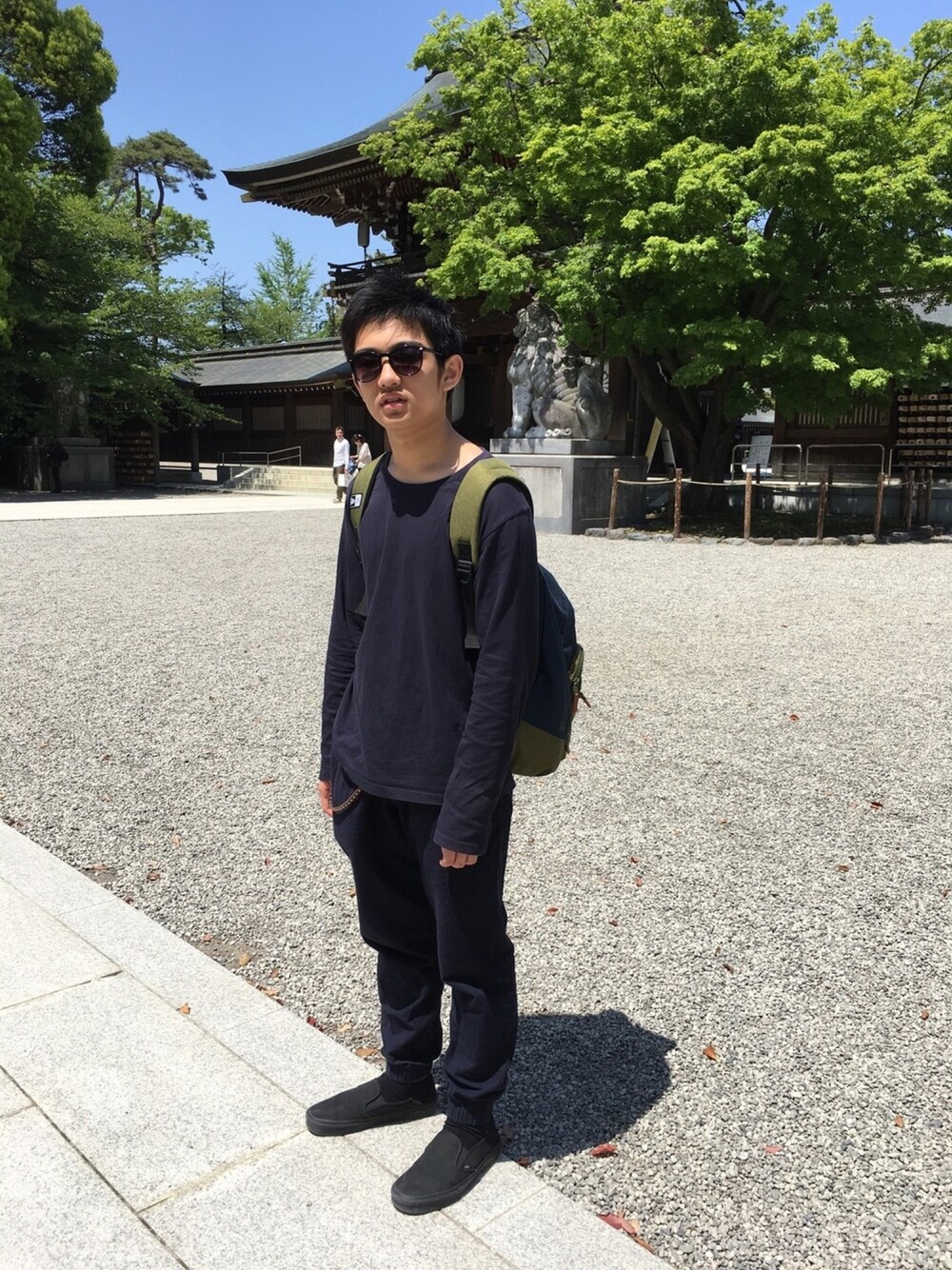 「シンプルコーデ、サングラス、男の子、男の子コーデ、VANS、VANSスリッポン、おとこのこ、サングラススタイル、シンプルコーディネート、GU」｜「VANSのアイテム（スリッポン、ブラック系）」を使った、KOTTANさん（メンズ・170cm）の春コーディネートの1枚目の写真