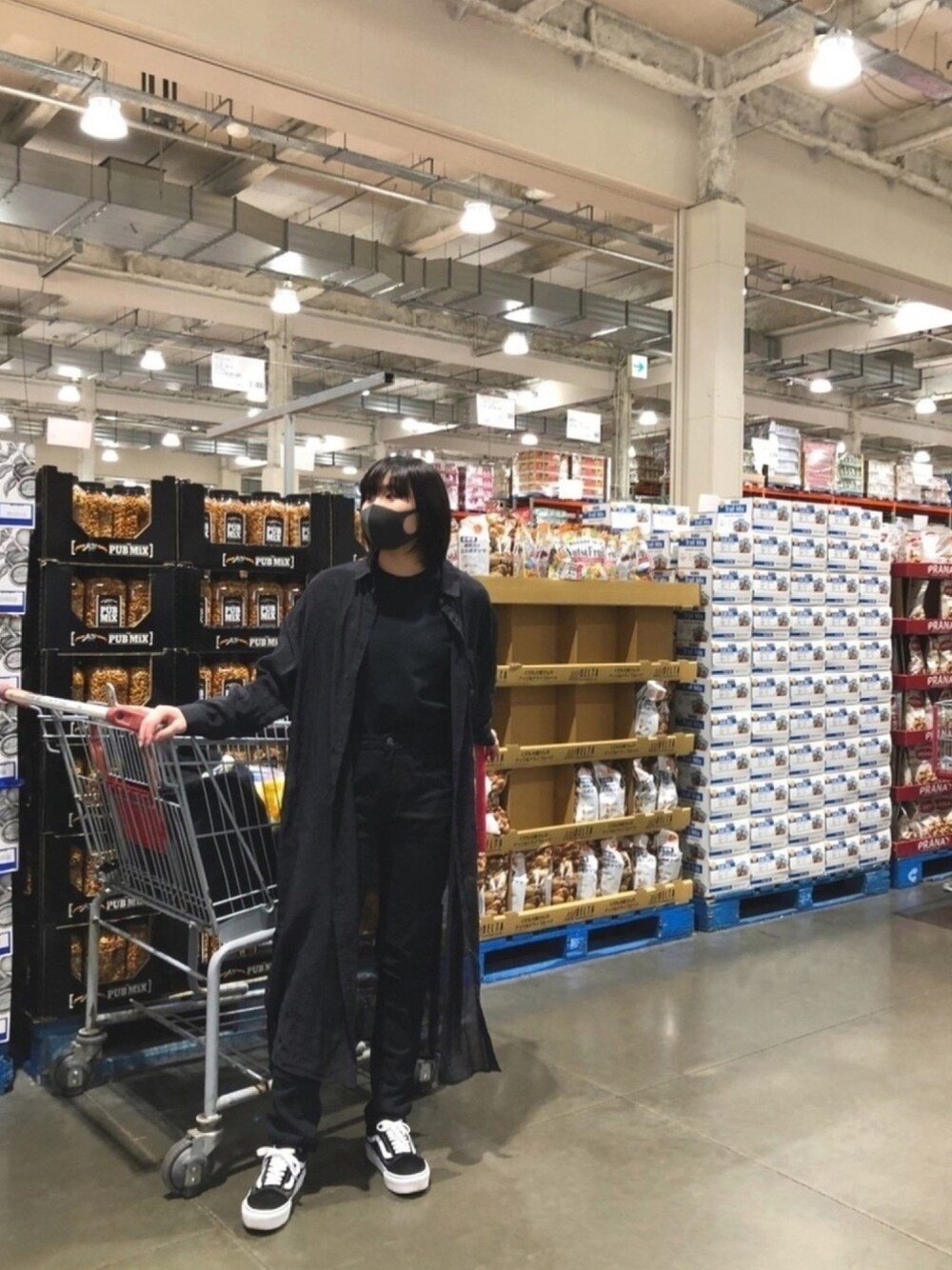 「黒コーデ、ブラック、メンズライク、XLARGE、H&M、VANS、SPRAY PREMIUM、中2、14歳、コストコ」｜「XLARGEの【XLARGE×交響詩篇エウレカセブン ハイエボリューション】 L/S TEE ORIGINATE ZERO（Tシャツ/カットソー、ブラック系）」を使った、KOTTANさん（レディース・162cm）の春コーディネートの1枚目の写真