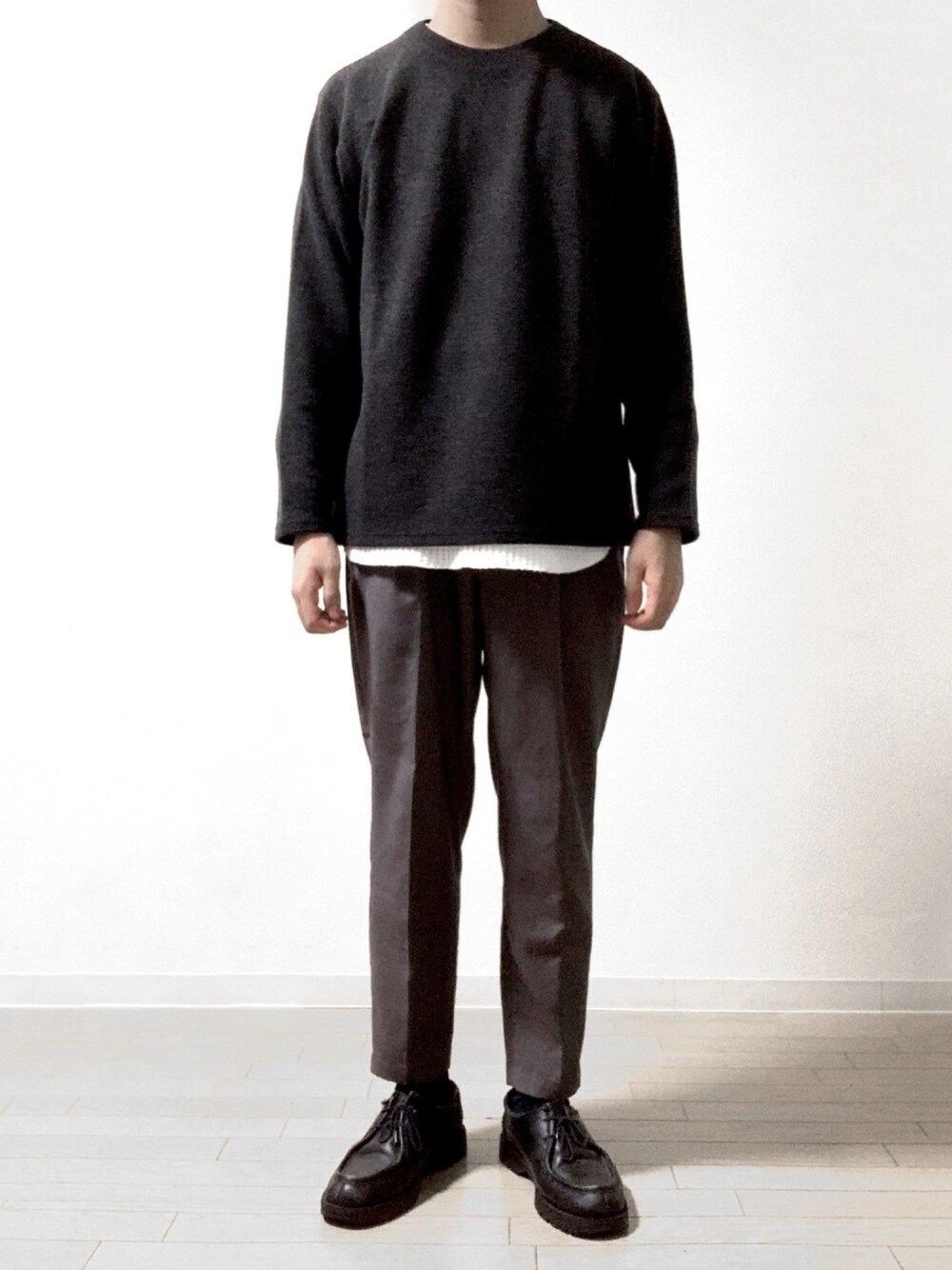 「ブラック、レイヤードスタイル、モノトーンコーデ、秋、秋コーデ、シンプル、シンプルコーデ、革靴」｜「JOURNAL STANDARDのLA SPEEDY CN SWEAT＃（スウェット、ブラック系）」を使った、トシさん（メンズ・173cm）の秋コーディネートの1枚目の写真