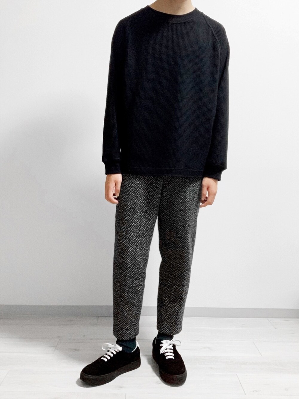「GLOBAL WORKのビッグヘビーワッフルT/851850（Tシャツ/カットソー、ブラック系）」を使った、トシさん（メンズ・173cm）の冬コーディネートの1枚目の写真
