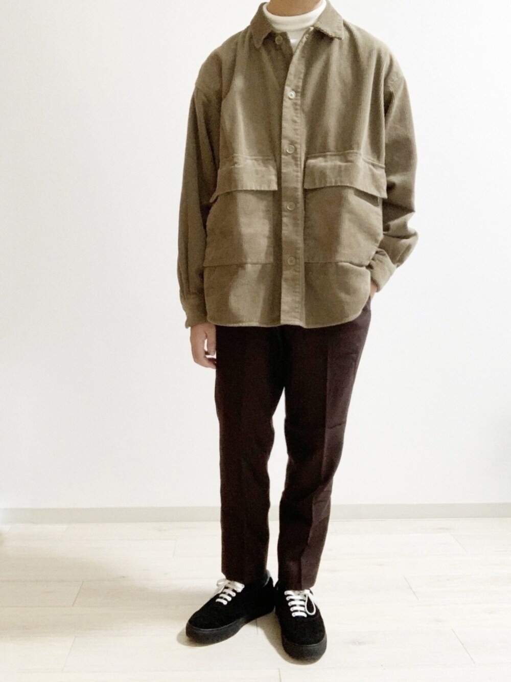 ブラウン系のその他パンツ、ベージュ系のブルゾン、ホワイト系のTシャツ/カットソーを着用したメンズの冬コーディネートの1枚目の写真