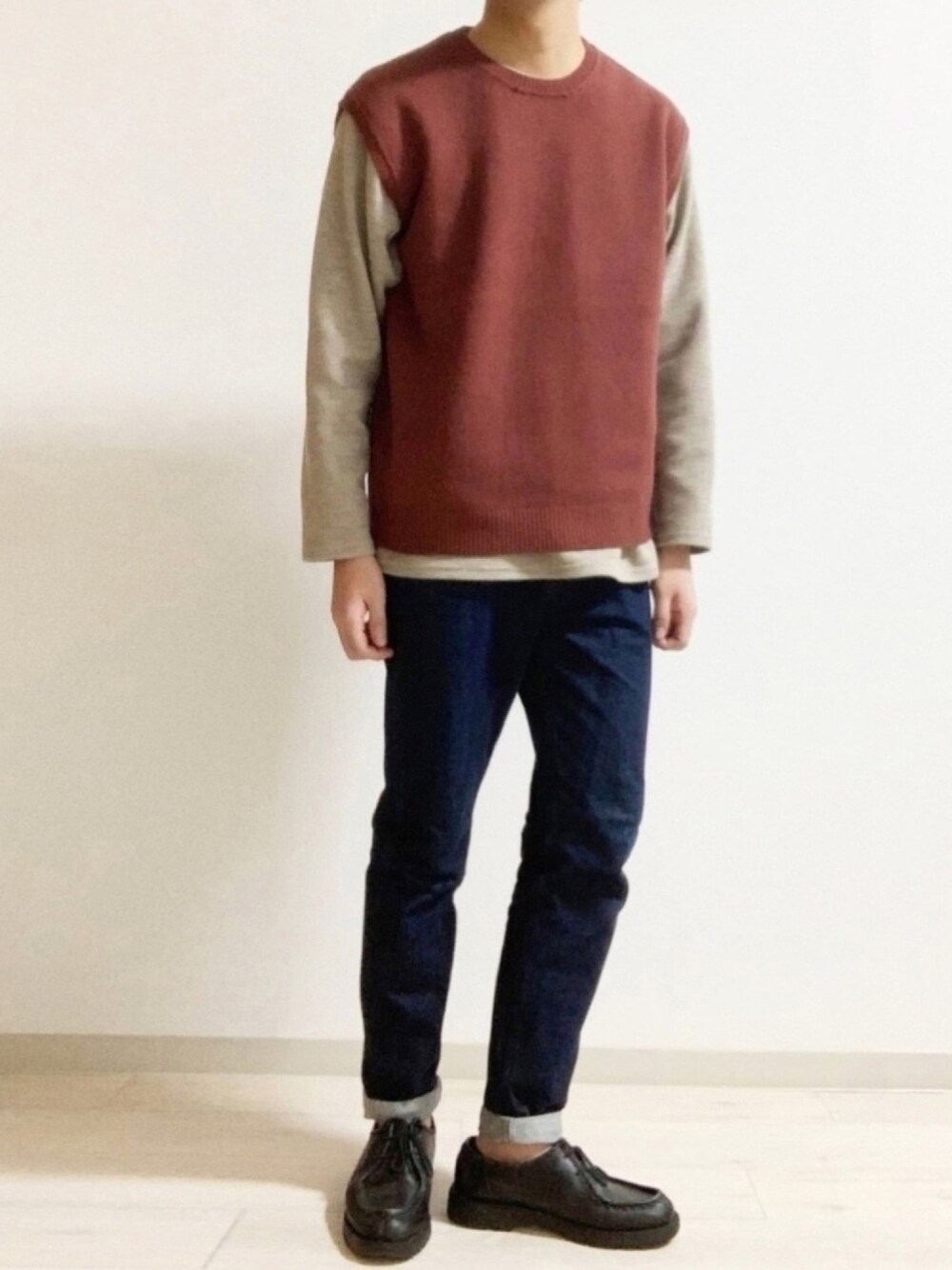 「カジュアルコーデ、キレイめ、大人カジュアル、デニムパンツ、レイヤードスタイル、革靴、ベスト、赤」｜「JOURNAL STANDARDのヒートボアサーマル クルーネックカットソー#（Tシャツ/カットソー、ベージュ系）」を使った、トシさん（メンズ・173cm）の冬コーディネートの1枚目の写真