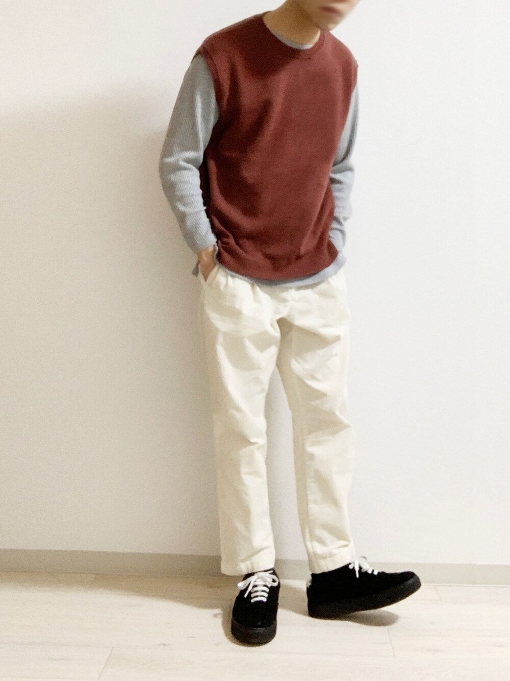 ホワイト系のその他パンツ、グレー系のTシャツ/カットソー、レッド系のトップスを着用したメンズの冬コーディネートの1枚目の写真