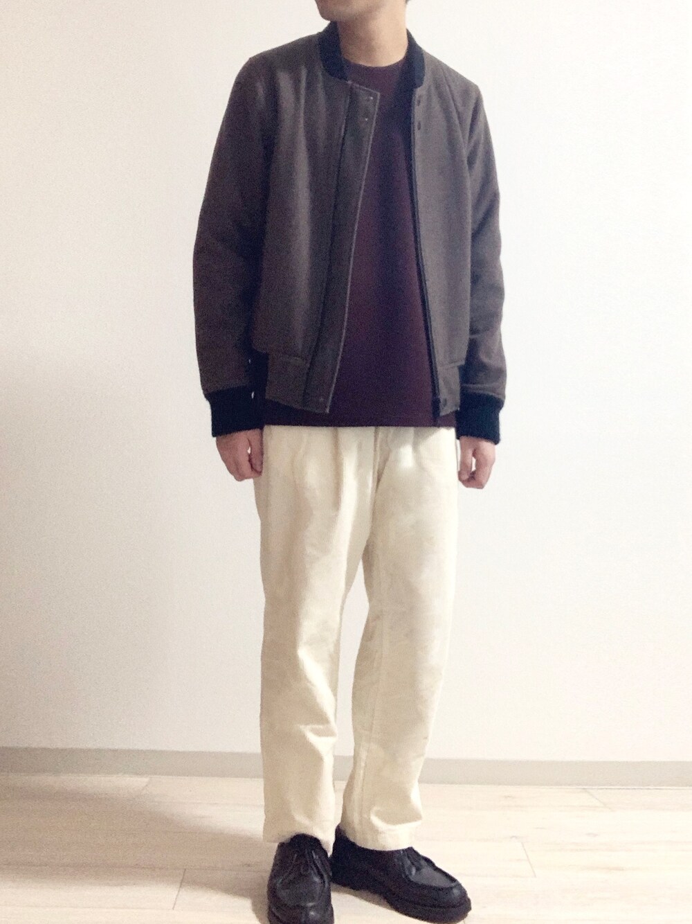 「ブルゾン、カジュアル、シンプル、ブラウン、革靴、ゆるコーデ、ブラウンコーデ、おしゃれさんと繋がりたい、はるコーデ」｜「GLOBAL WORKのスーパーライトコーディロイパンツ/840705（その他パンツ、ホワイト系）」を使った、トシさん（メンズ・173cm）の冬コーディネートの1枚目の写真