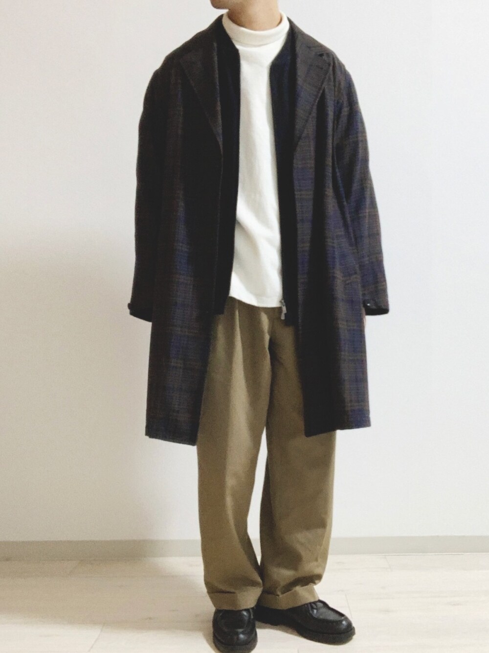 ベージュ系のその他パンツ、ブラック系のその他シューズ、ホワイト系のTシャツ/カットソーを着用したメンズの春コーディネートの1枚目の写真