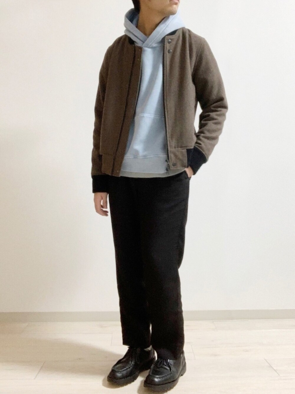 「パステル映える春、大人カジュアル、春コーデ、お洒落さんとつながりたい、革靴、大人コーデ、シンプルコーデ、カジュアルコーデ、パーカー」｜「KLEMANの【KLEMAN】チロリアンシューズ WOMEN（その他シューズ、ブラック系）」を使った、トシさん（メンズ・173cm）の春コーディネートの1枚目の写真