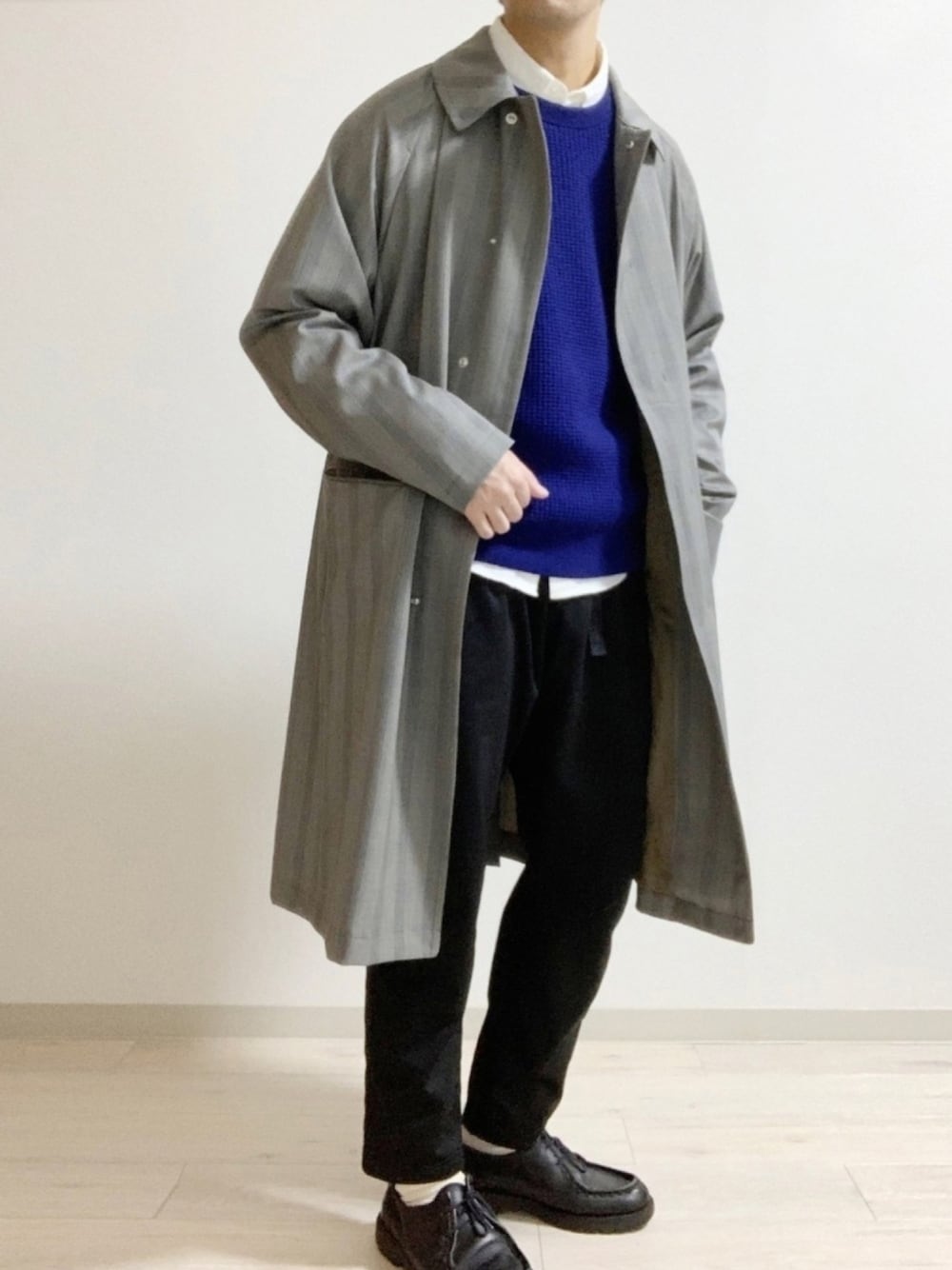 ブラック系のモカシン/デッキシューズ、ブルー系のニット/セーター、ブラック系のその他パンツを着用したメンズの春コーディネートの1枚目の写真