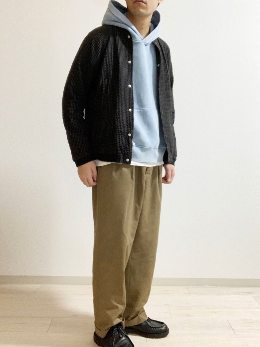 ベージュ系のその他パンツ、ブルー系のパーカー、ブラック系のその他シューズを着用したメンズの春コーディネートの1枚目の写真