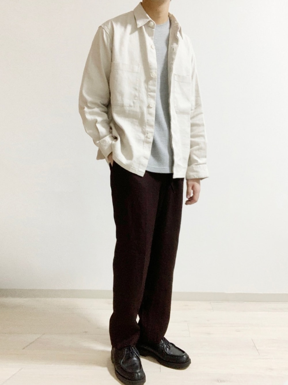 ブラウン系のカーゴパンツ、ベージュ系のシャツ/ブラウス、ベージュ系のニット/セーターを着用したメンズの春コーディネートの1枚目の写真