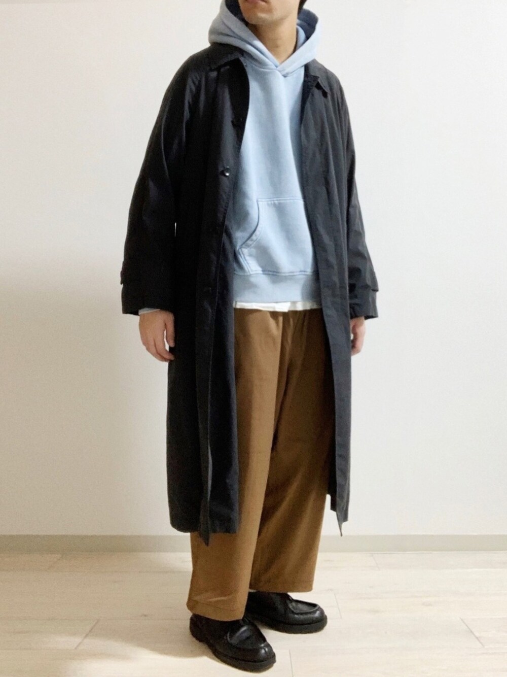 ブラック系のその他シューズ、ブルー系のパーカー、ブラウン系のパンツを着用したメンズの春コーディネートの1枚目の写真