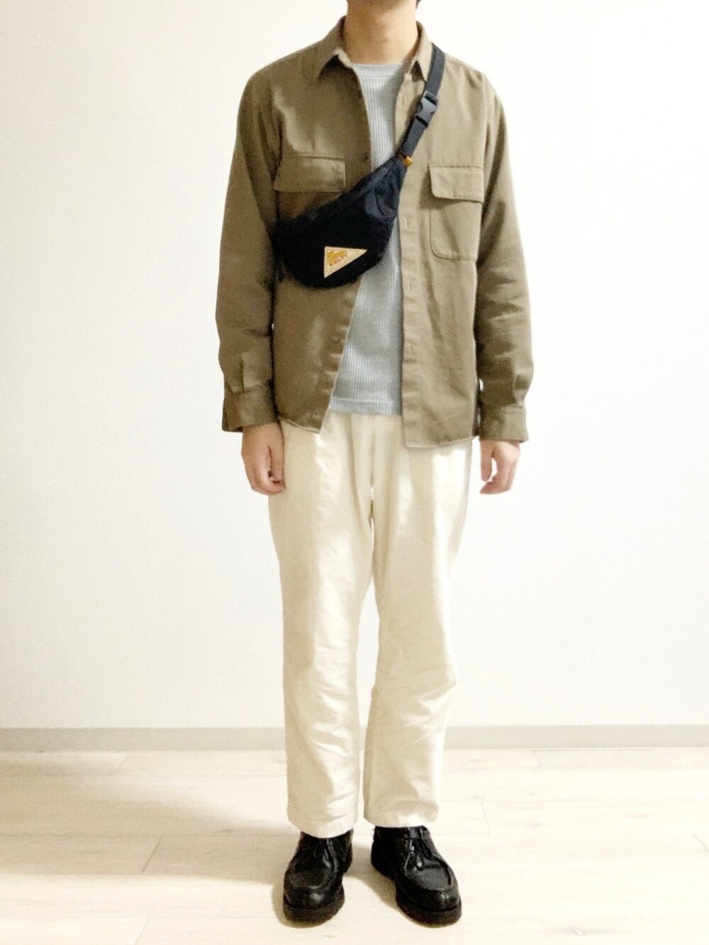 ブラック系のボディバッグ/ウエストポーチ、ホワイト系のその他パンツ、ブラック系のモカシン/デッキシューズを着用したメンズの春コーディネートの1枚目の写真