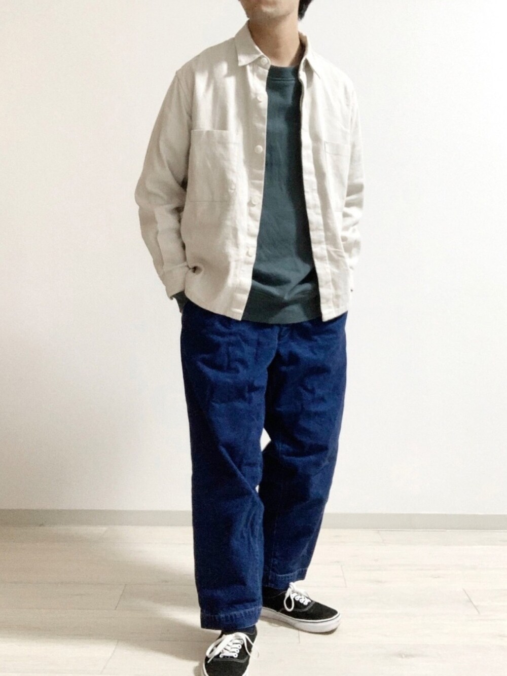 「おうちファッション、春コーデ、お洒落さんとつながりたい、シンプルコーデ、カジュアル、今日のコーデ、ストリート、スニーカーコーデ、ラフ、ワイドパンツ」｜「unfilの【unfil】ツータックデニムパンツ MEN（デニムパンツ、ブルー系）」を使った、トシさん（メンズ・173cm）の春コーディネートの1枚目の写真