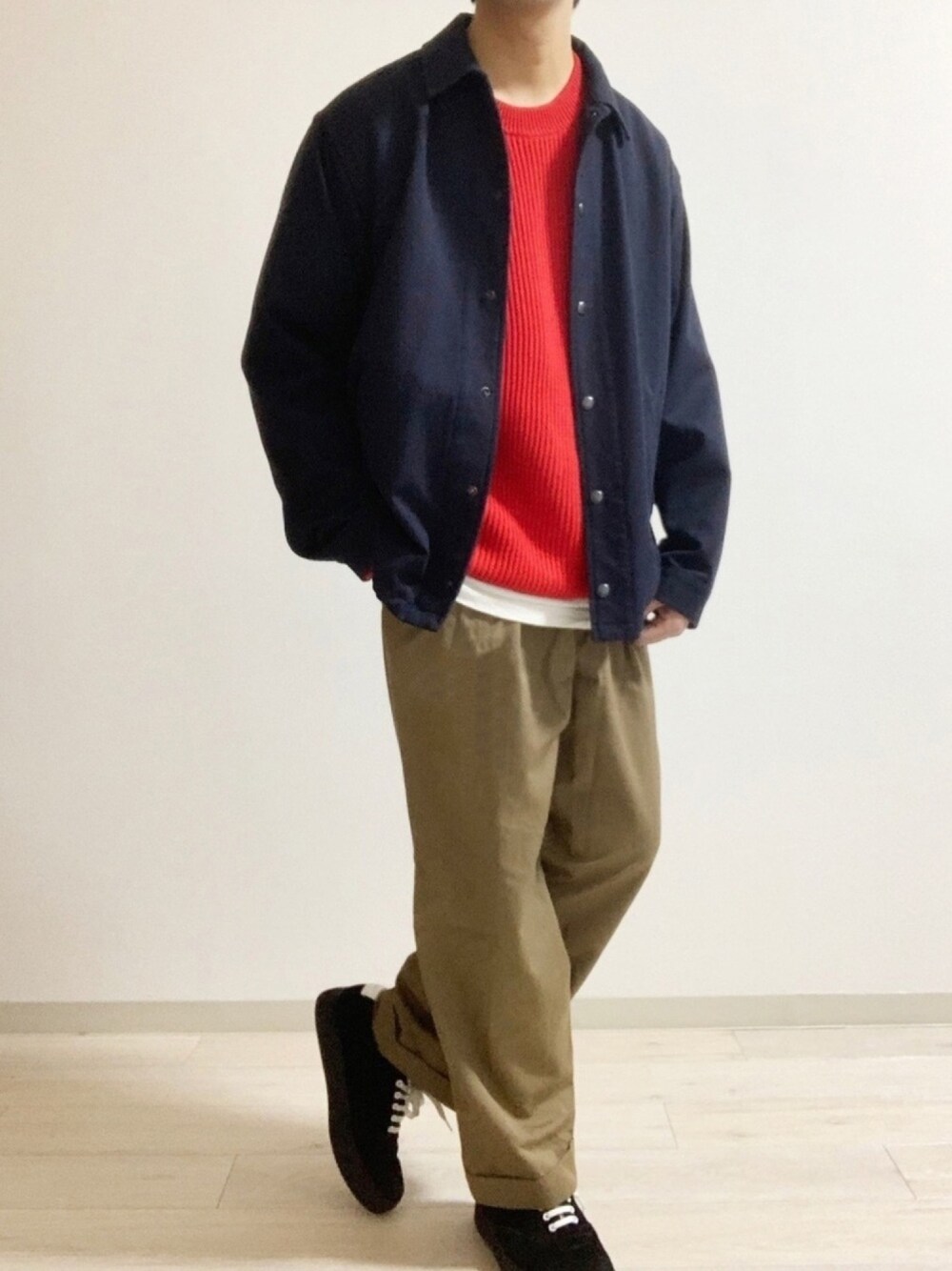 ベージュ系のその他パンツ、ブルー系のブルゾンを着用したメンズの春コーディネートの1枚目の写真