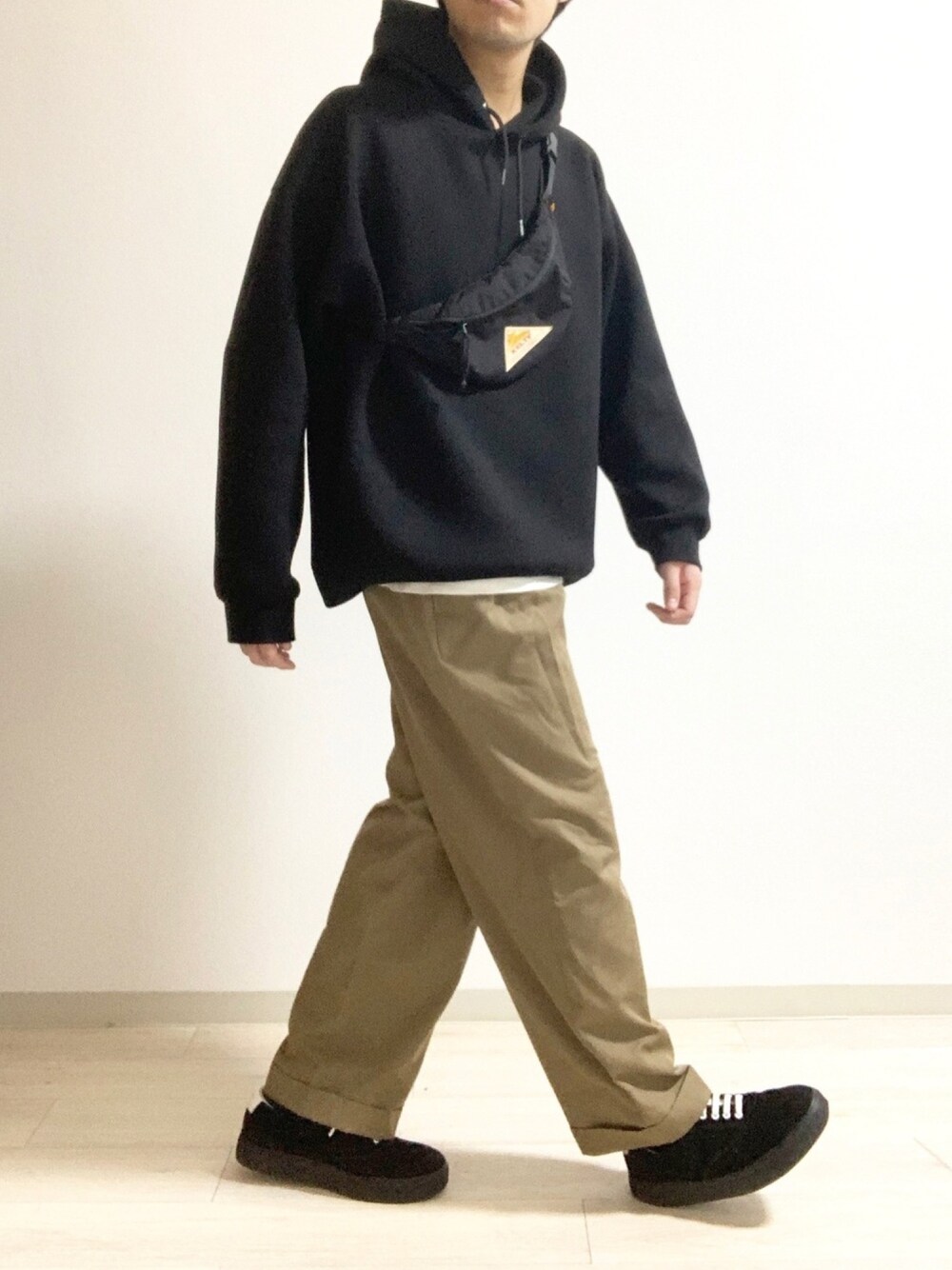 「カジュアル、今日のコーデ、キレイめ、春、いいね、save、フォローお願いします🤑、オーバーサイズ、ワイドパンツ、ラクチンコーデ、きれいめカジュアル、スニーカー」｜「EDIFICEのウールギャバジン 2タックワイドストレートパンツ（その他パンツ、ベージュ系）」を使った、トシさん（メンズ・173cm）の春コーディネートの1枚目の写真