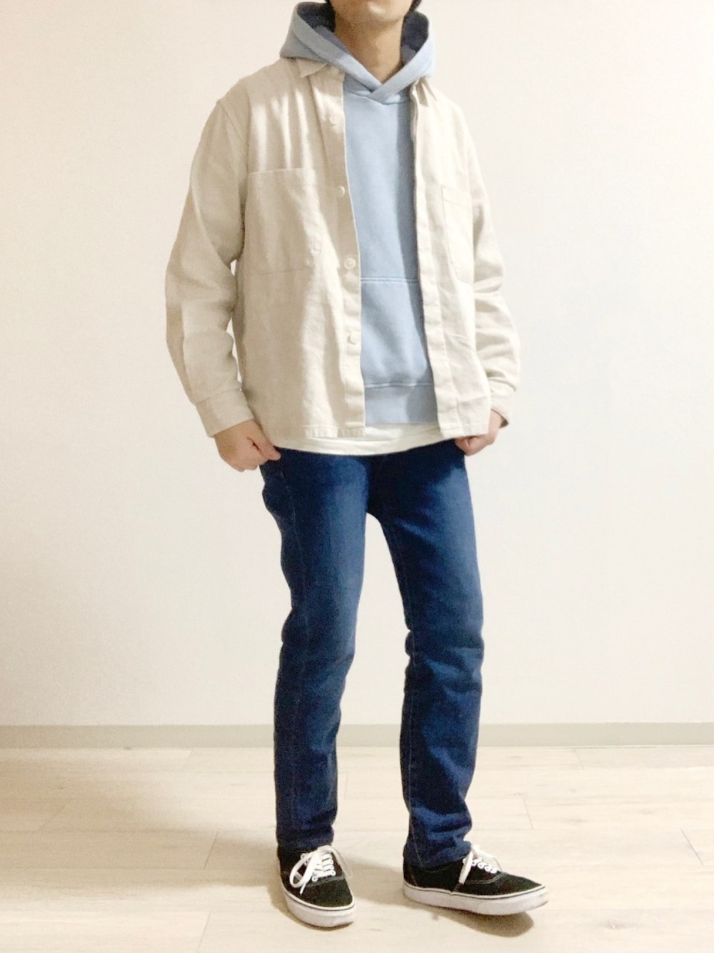 ブルー系のデニムパンツ、ベージュ系のシャツ/ブラウスを着用したメンズの春コーディネートの1枚目の写真