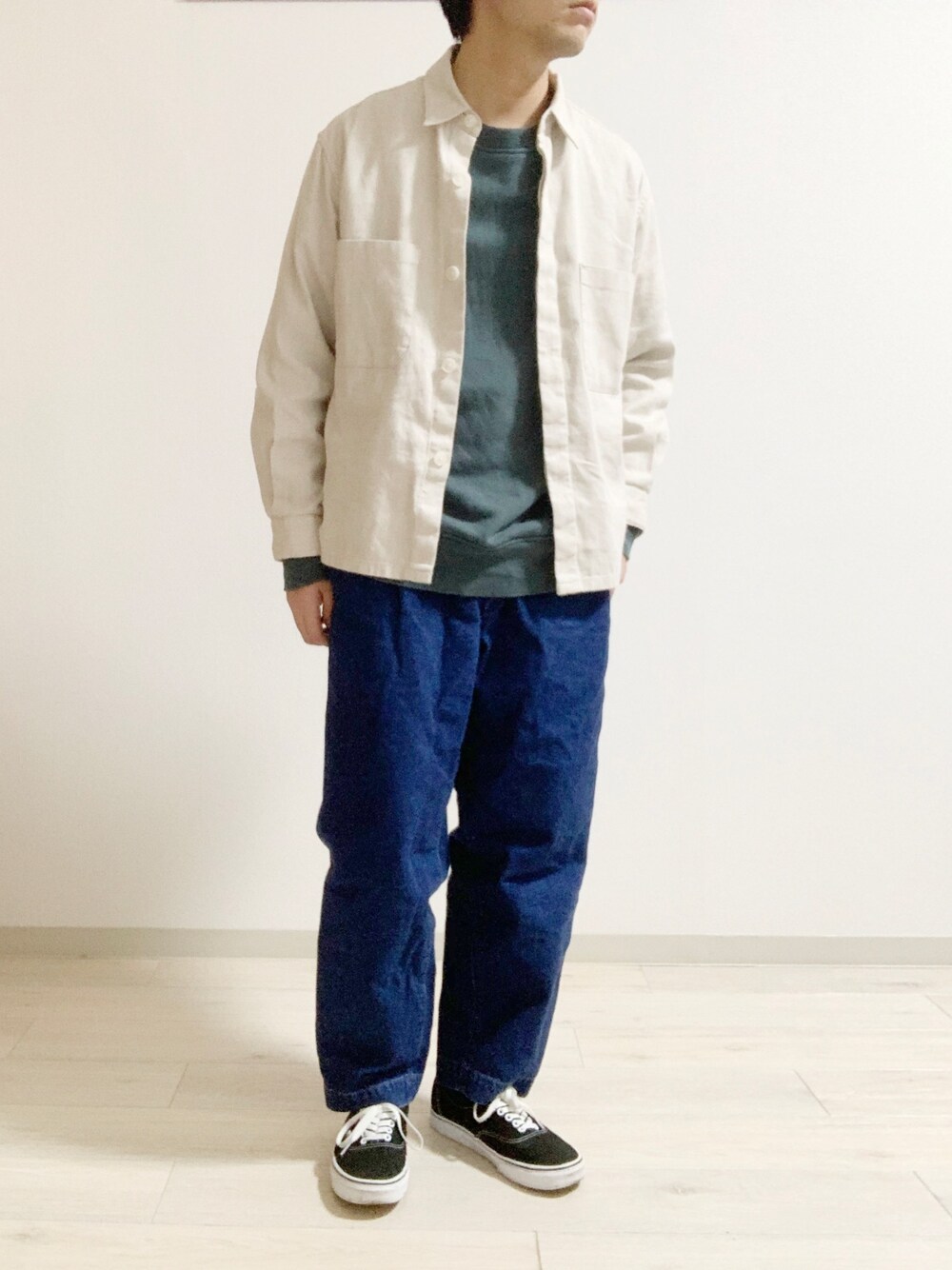 「おしゃれさんと繋がりたい、ゆるコーデ、スニーカーコーデ、きれいめカジュアル、ワイドパンツ、春夏コーデ、休日スタイル、キレイめ、VANS、シンプルコーデ」｜「BEAUTY&YOUTH UNITED ARROWSのBY フライフロント CPO シャツ（シャツ/ブラウス、ベージュ系）」を使った、トシさん（メンズ・173cm）の春コーディネートの1枚目の写真